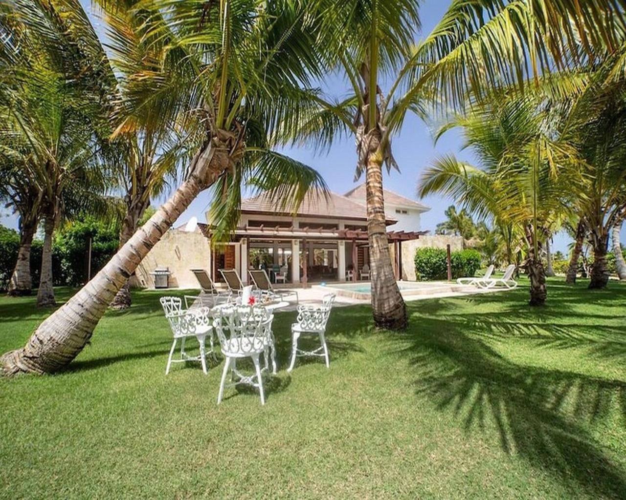 Luxury Villa with Maid