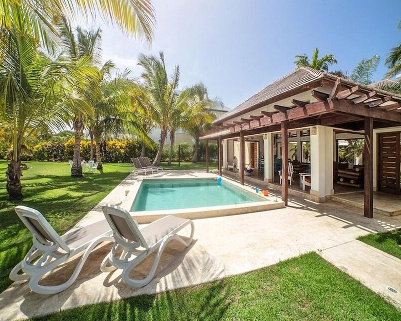 Luxury Villa with Maid