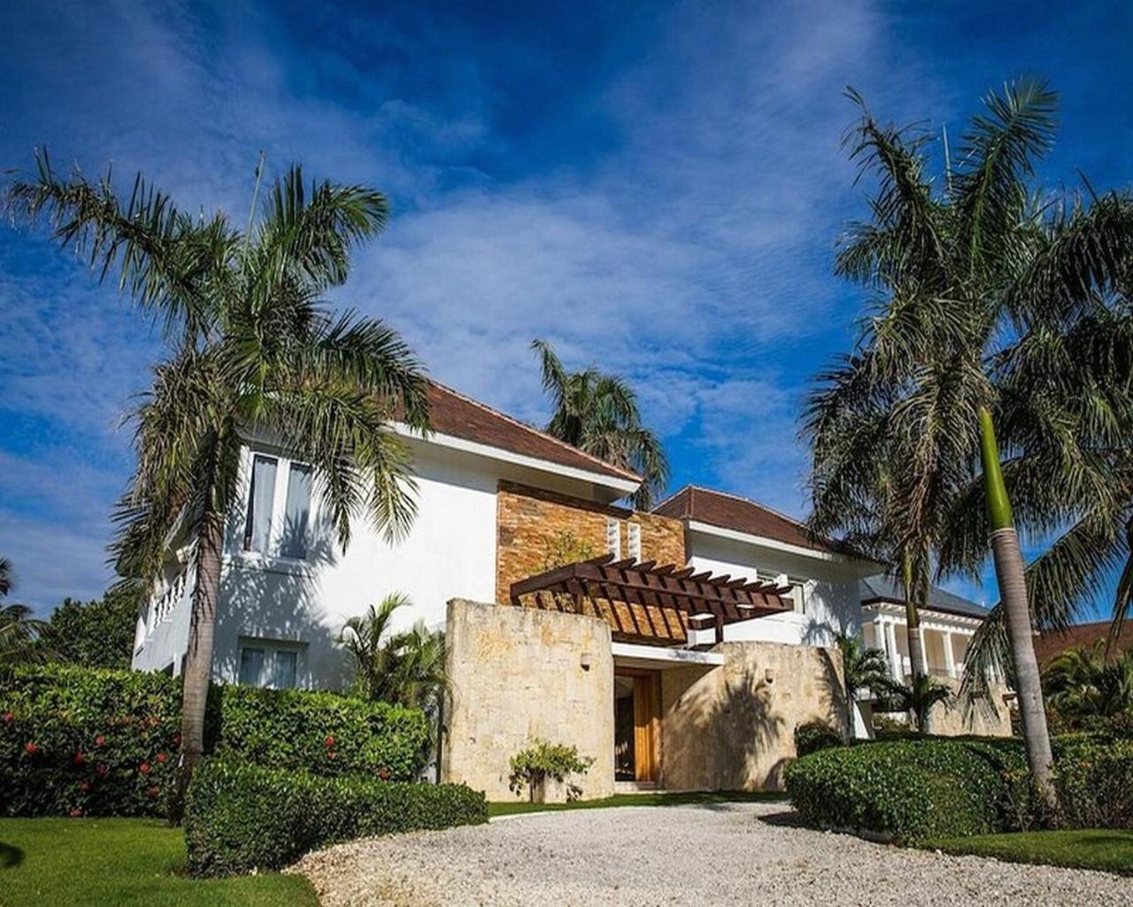 Luxury Villa with Maid