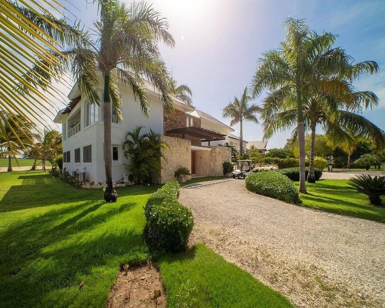 Luxury Villa with Maid