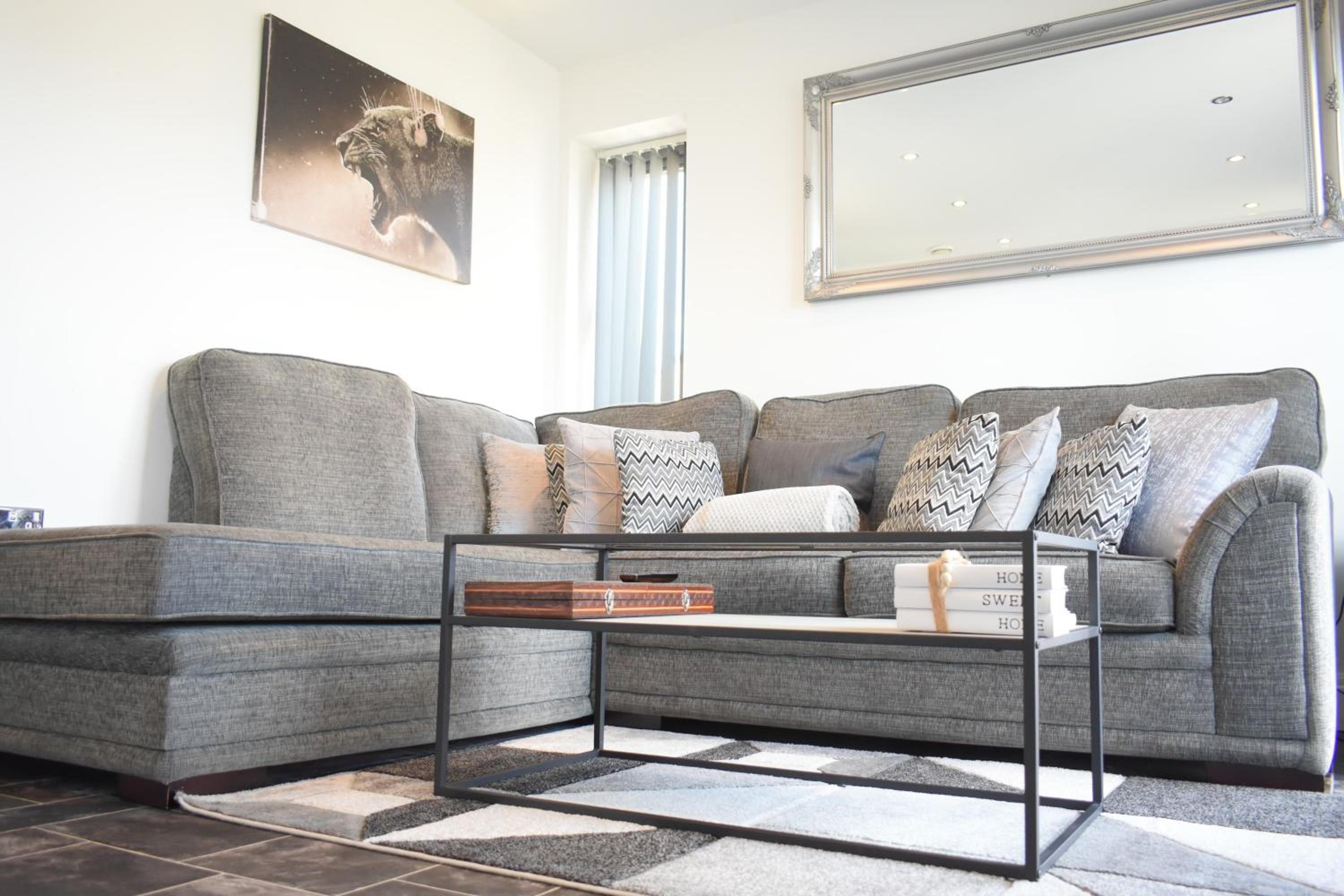 Luxury 2 Bedroom Northampton Townhouse with Balcony view 4