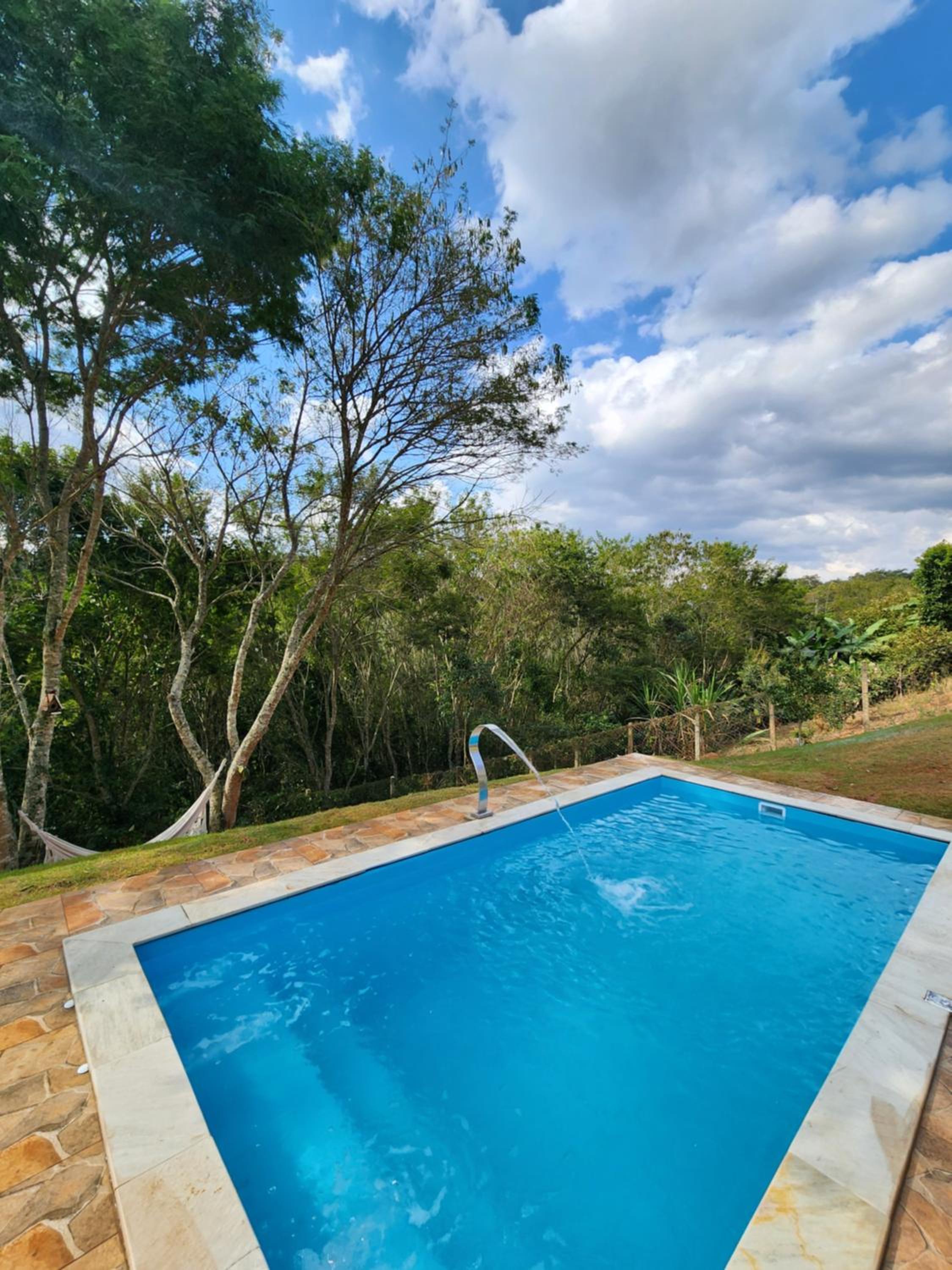 Casa Da Floresta Cercada com Piscina