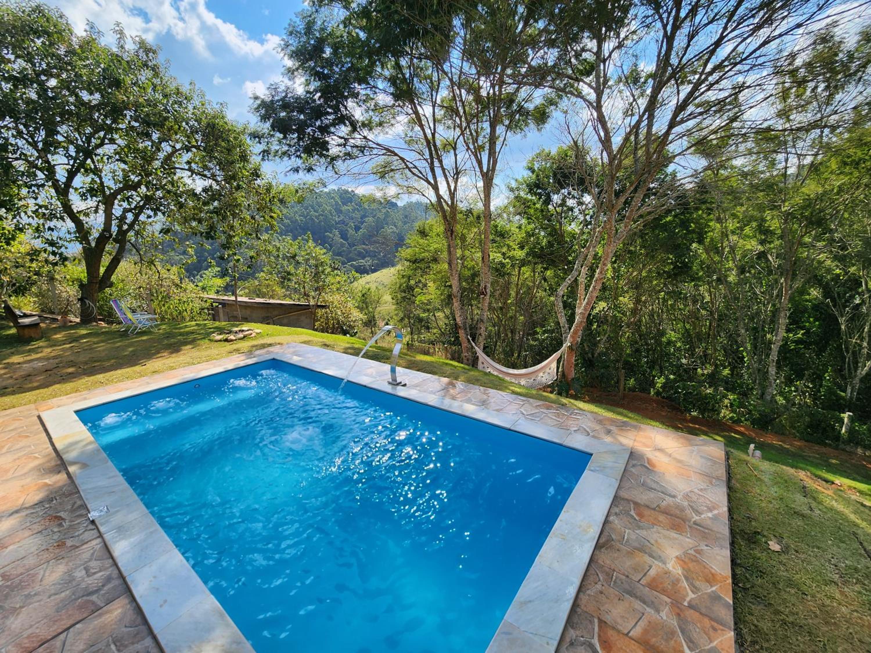 Casa Da Floresta Cercada com Piscina