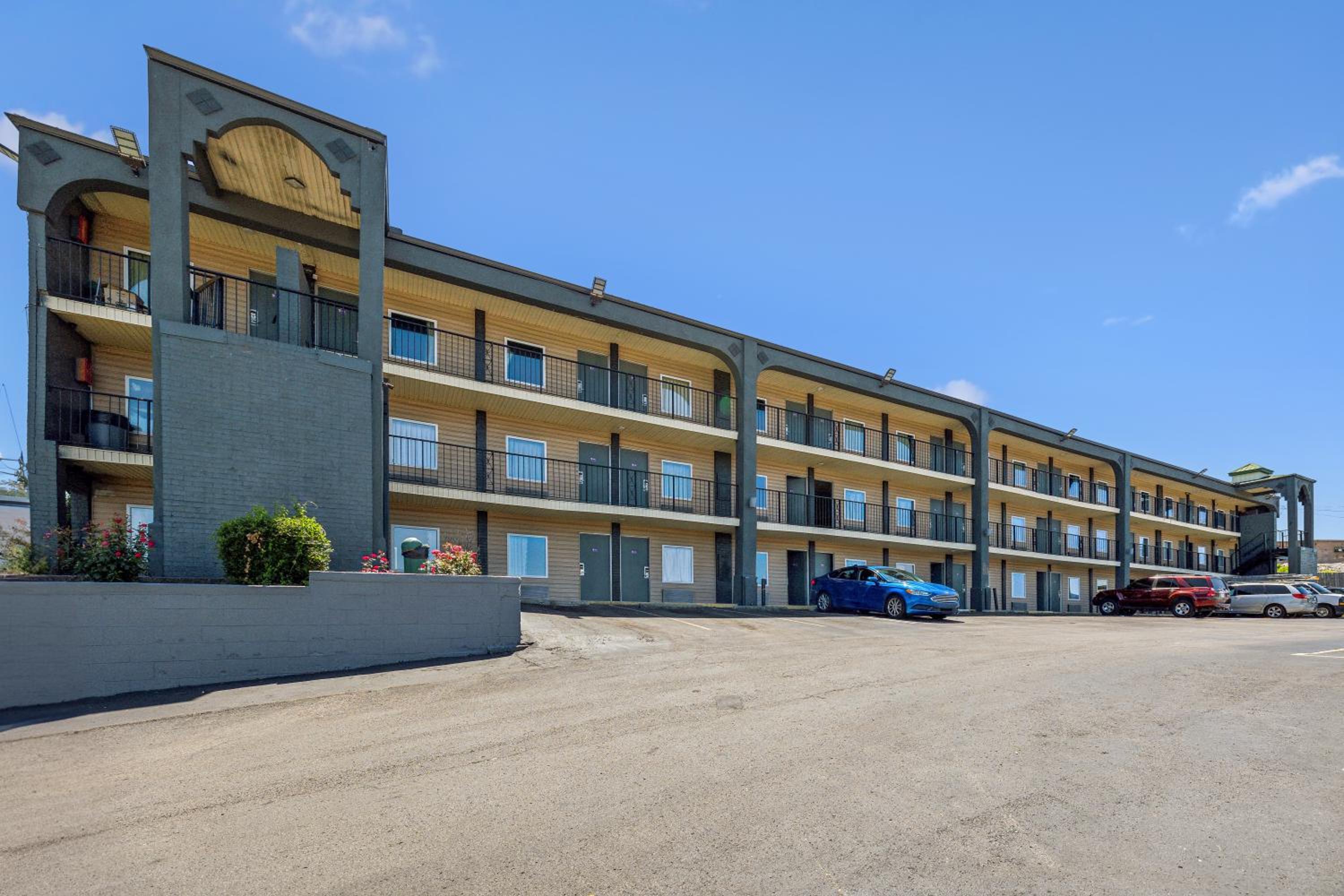 Knights Inn Antioch - Property Image 2