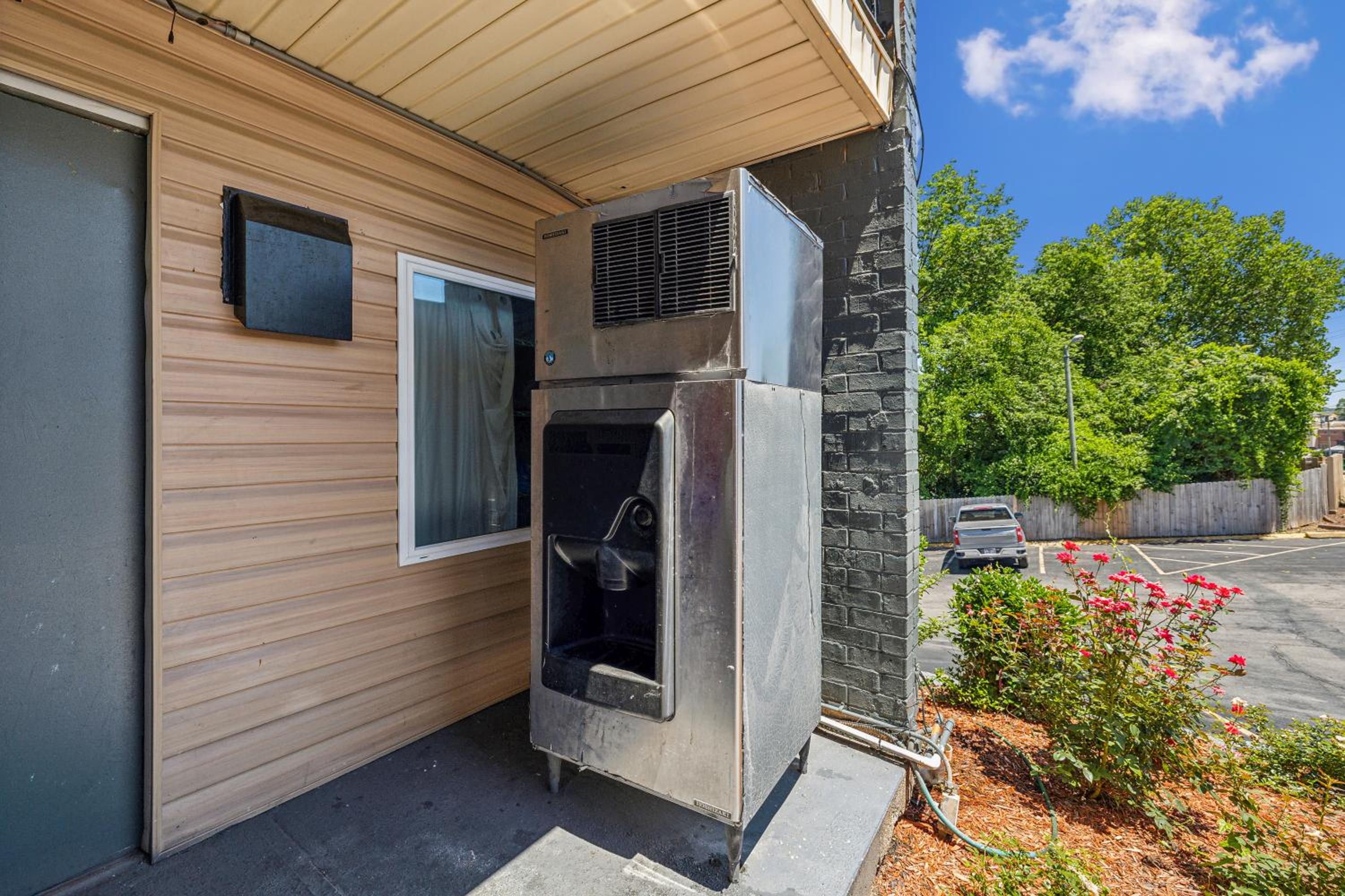 Knights Inn Antioch - Property Image 10