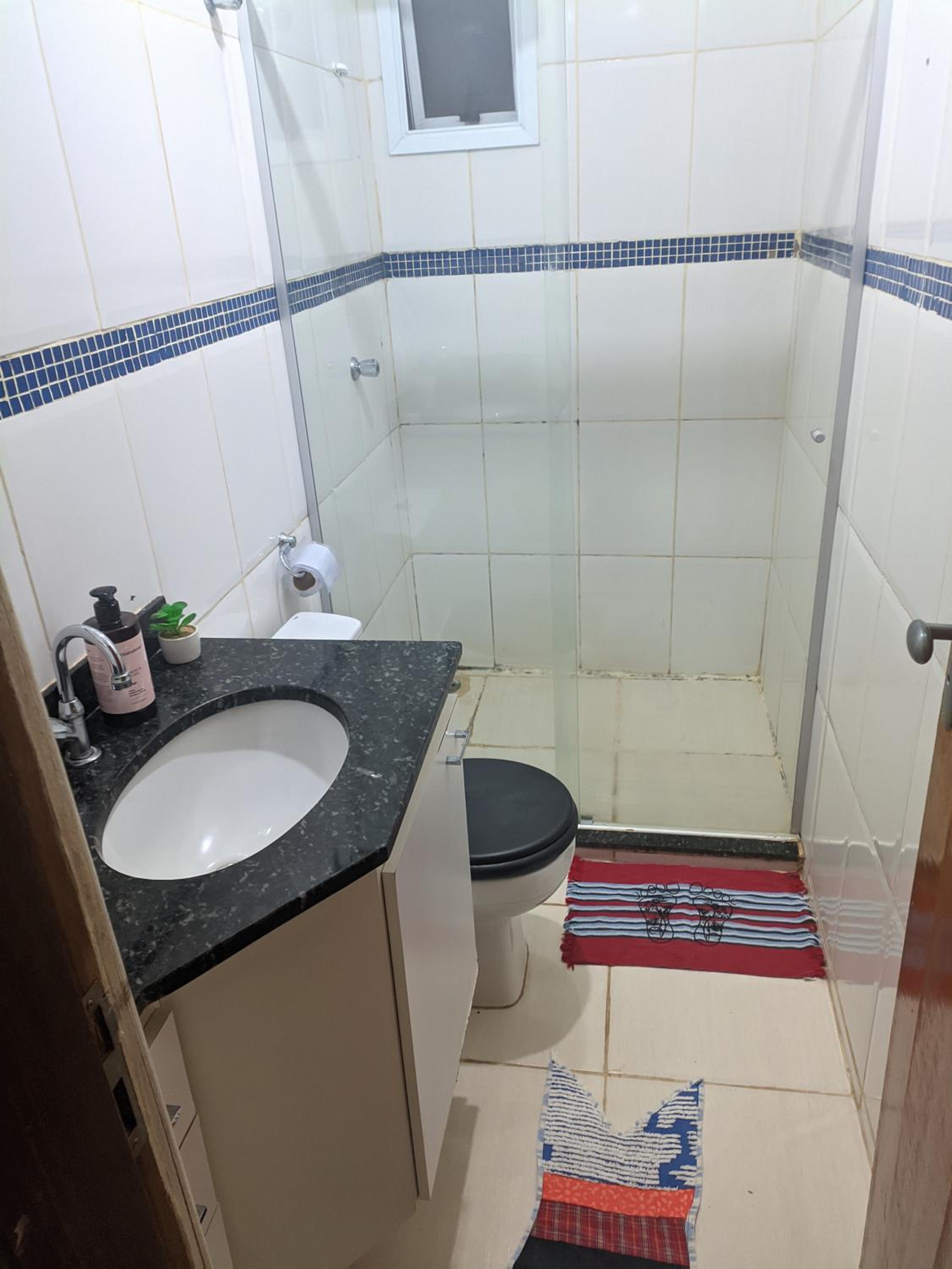 Quarto em Apto Compartilhado Bem Localizado AP 204