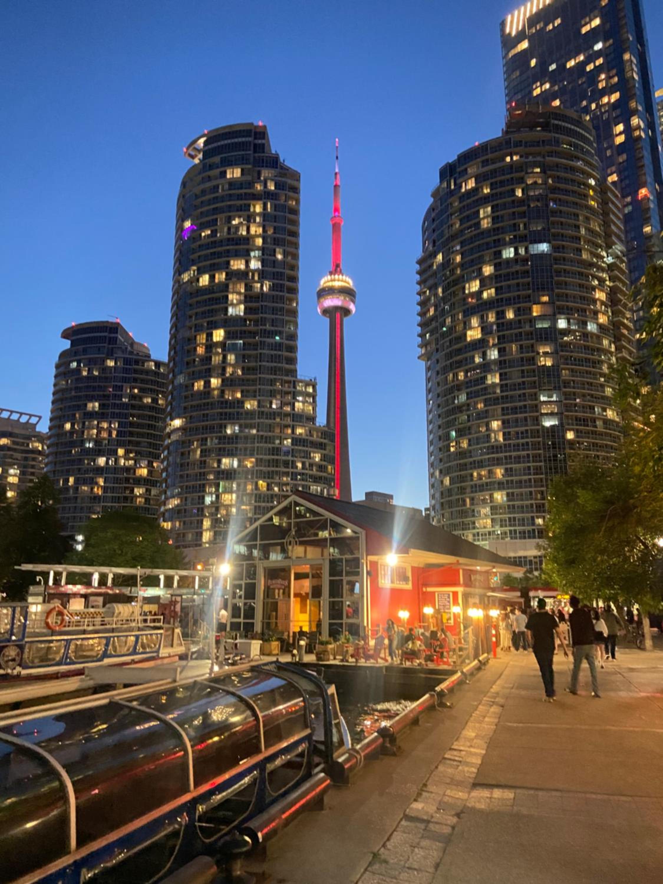 Million Dollar Lake-view - Harbourfront Spacious 2 bedroom- 2 bathroom Condo across the lake with stunning lake view with Free Parking!
