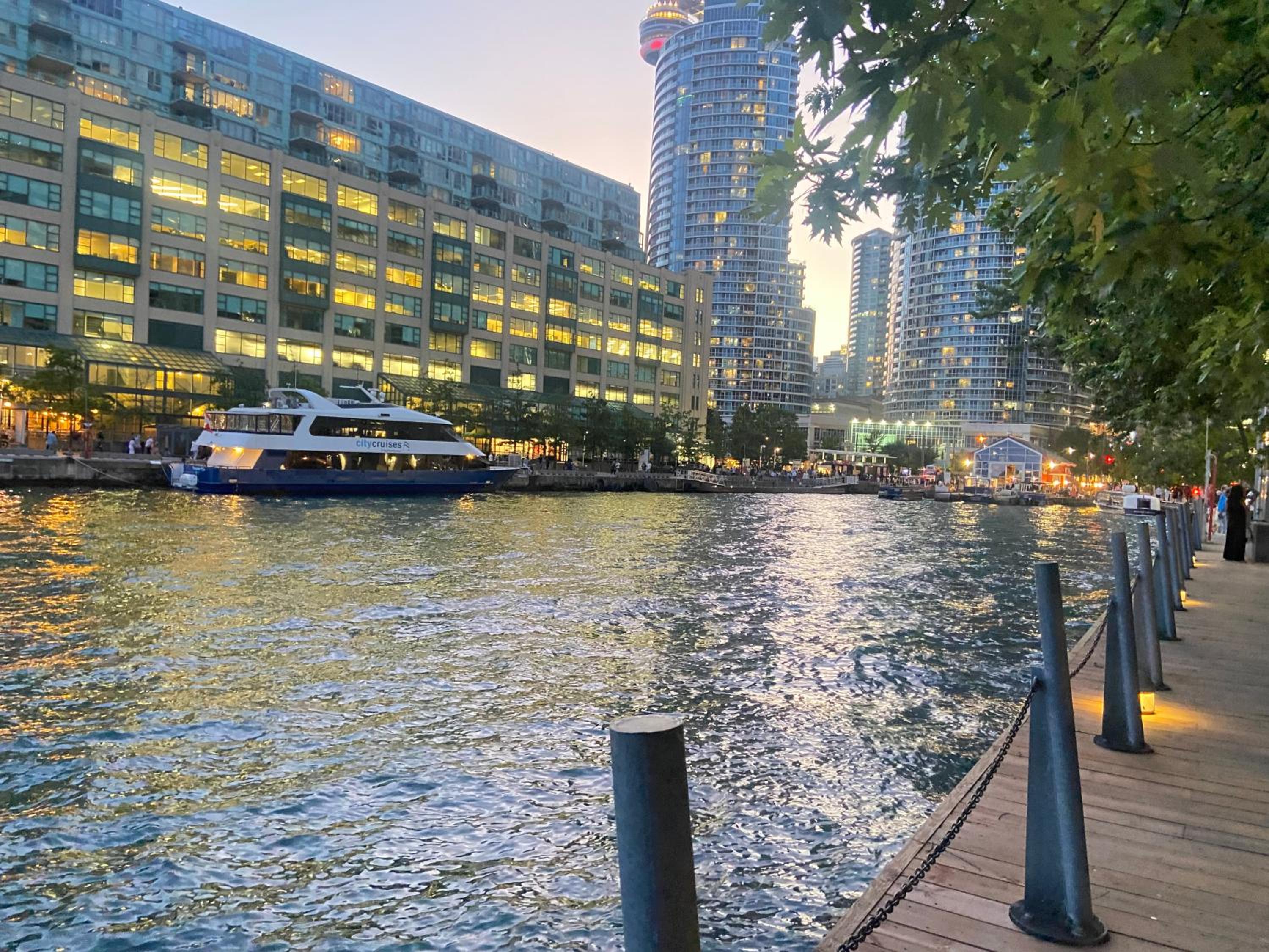 Million Dollar Lake-view - Harbourfront Spacious 2 bedroom- 2 bathroom Condo across the lake with stunning lake view with Free Parking!