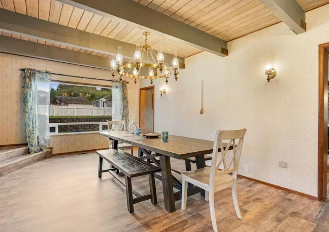 Mobys Beach Getaway Sleeps 11! Flat Beach Access Near Seabrook in Pacific Beach view 4