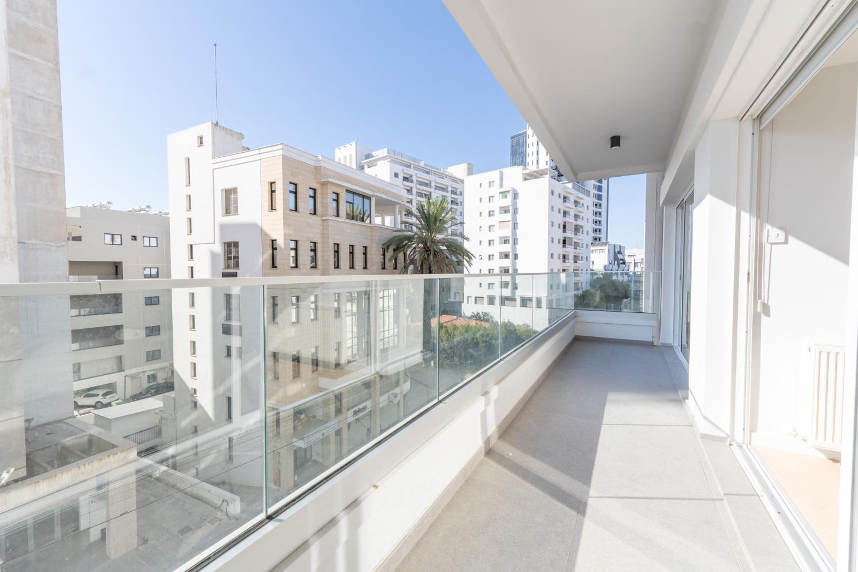 Deluxe Downtown with spacious balcony