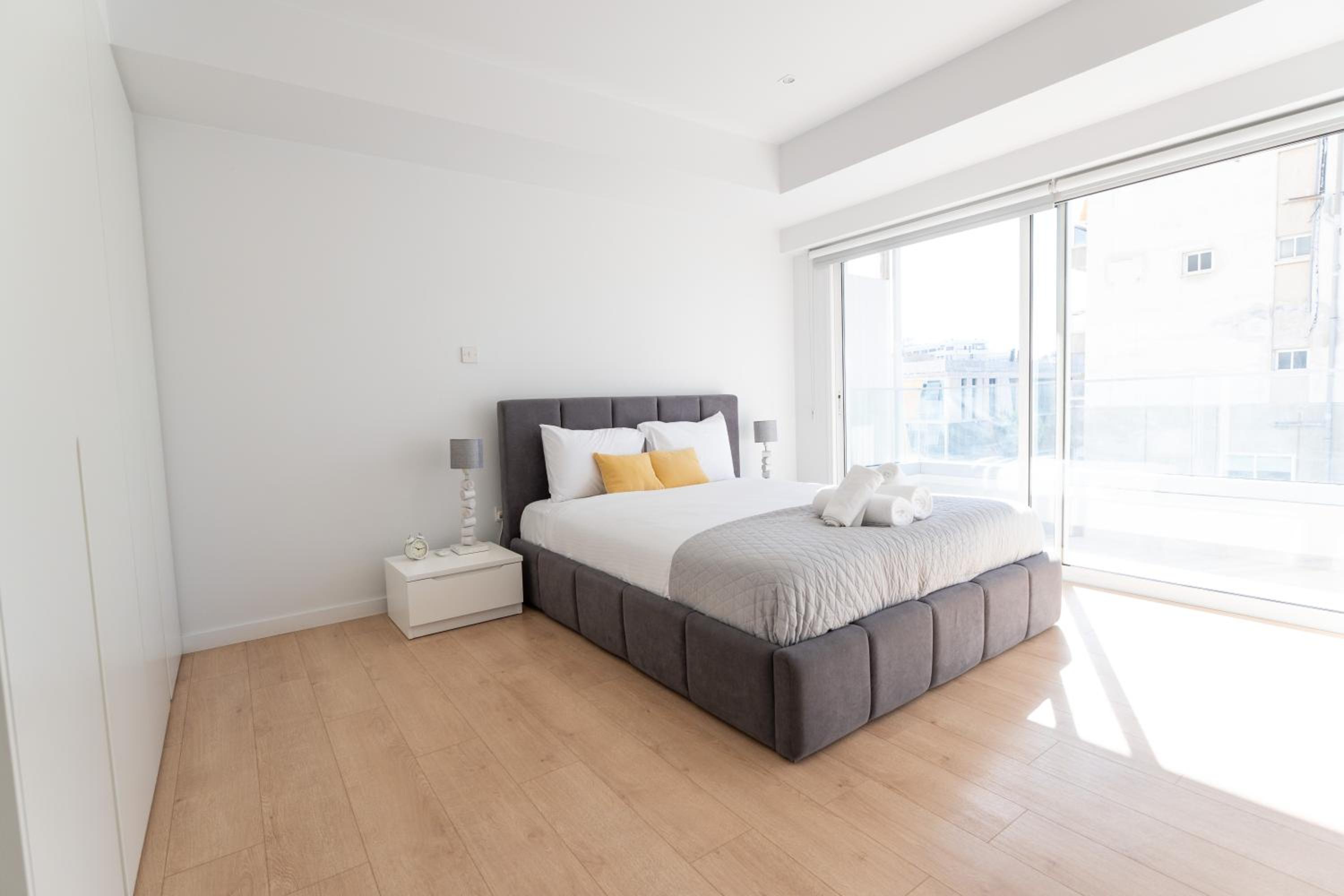 Deluxe Downtown with spacious balcony