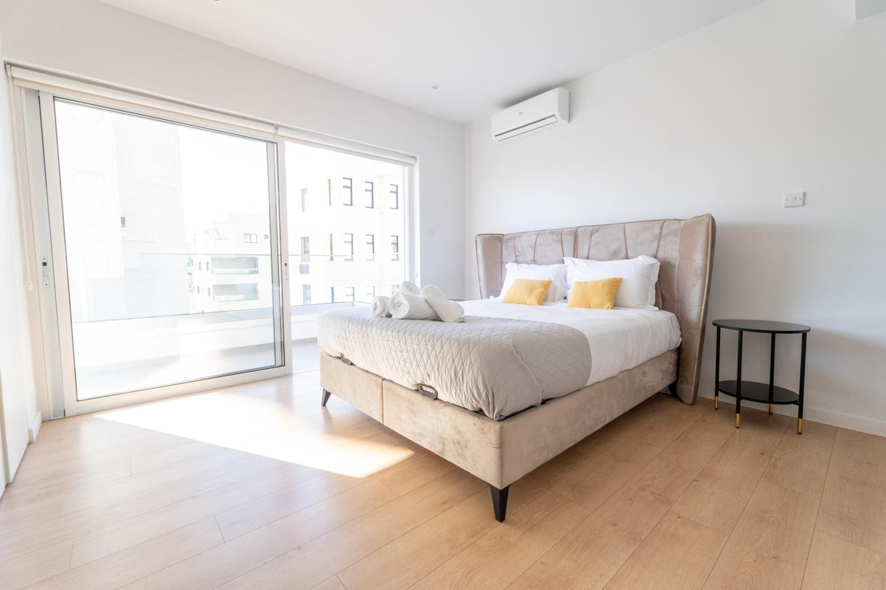 Deluxe Downtown with spacious balcony