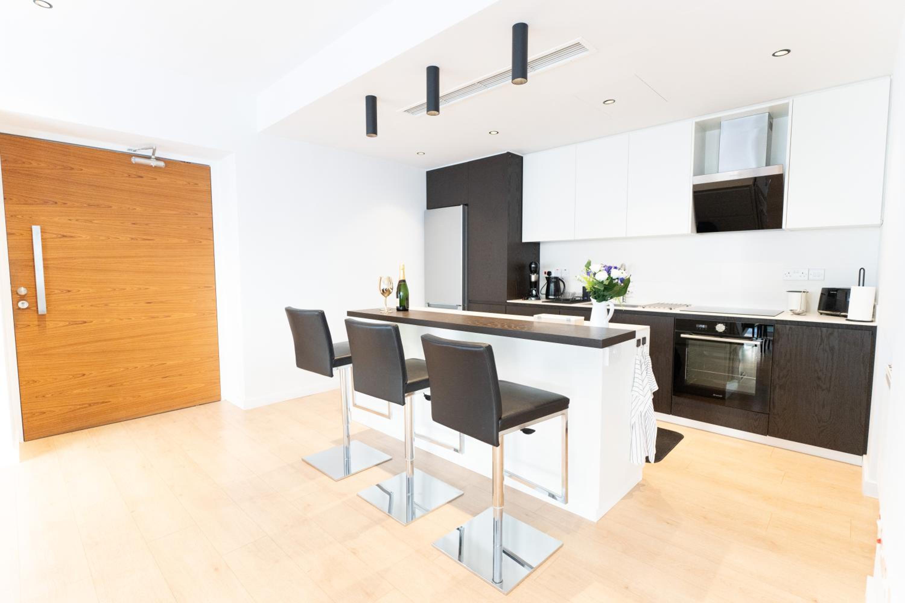 Deluxe Downtown with spacious balcony