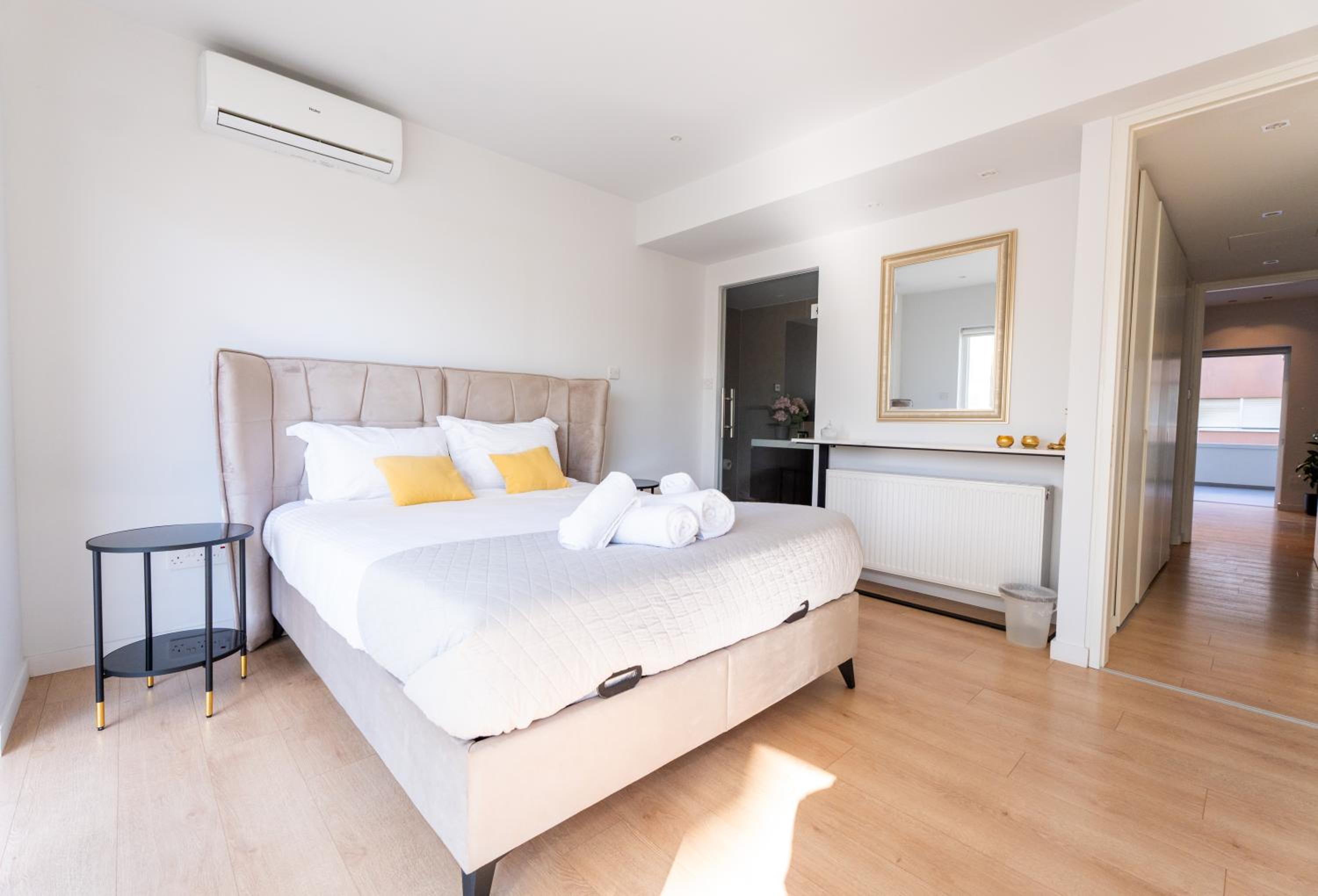 Deluxe Downtown with spacious balcony