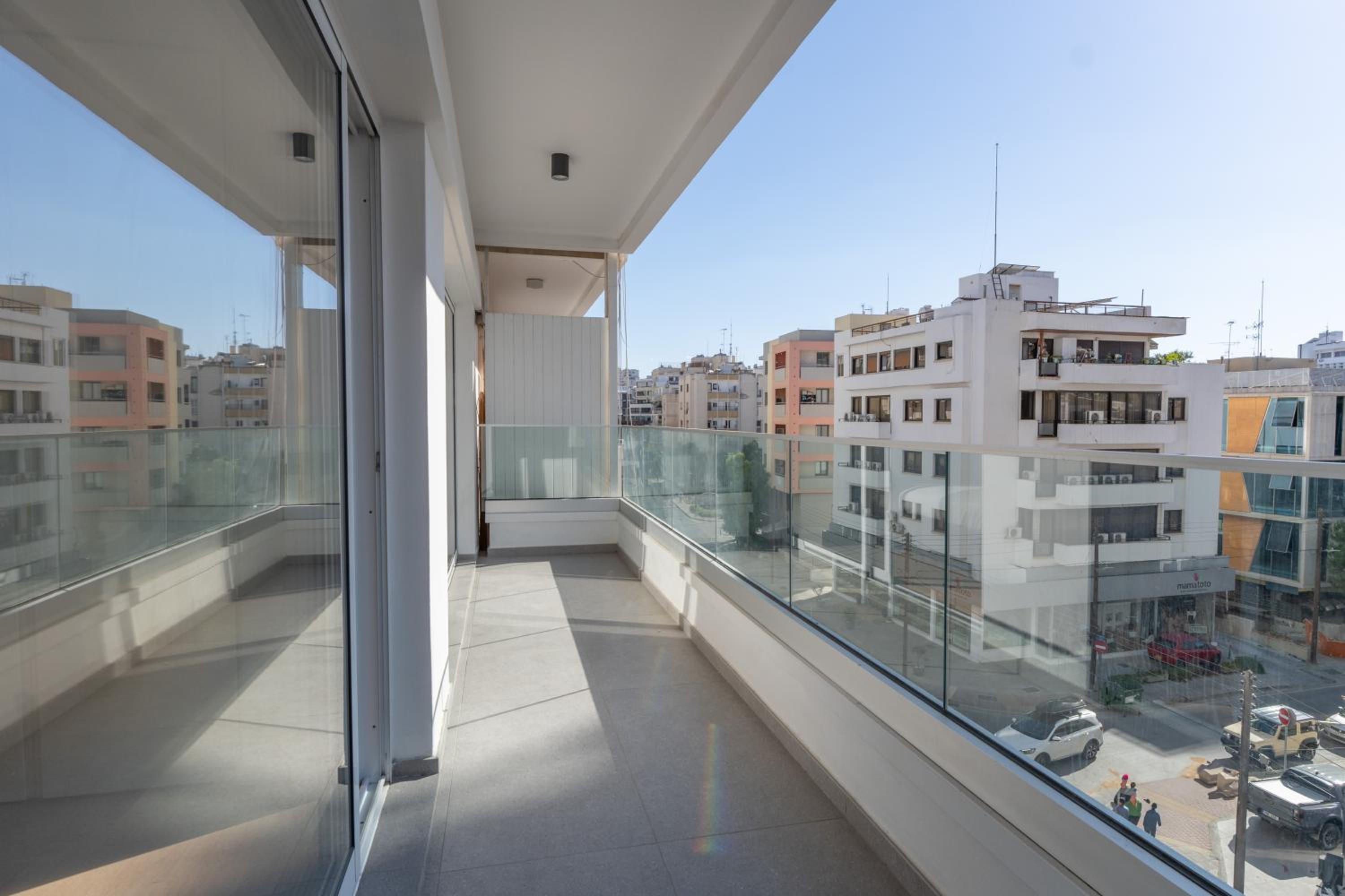 Deluxe Downtown with spacious balcony