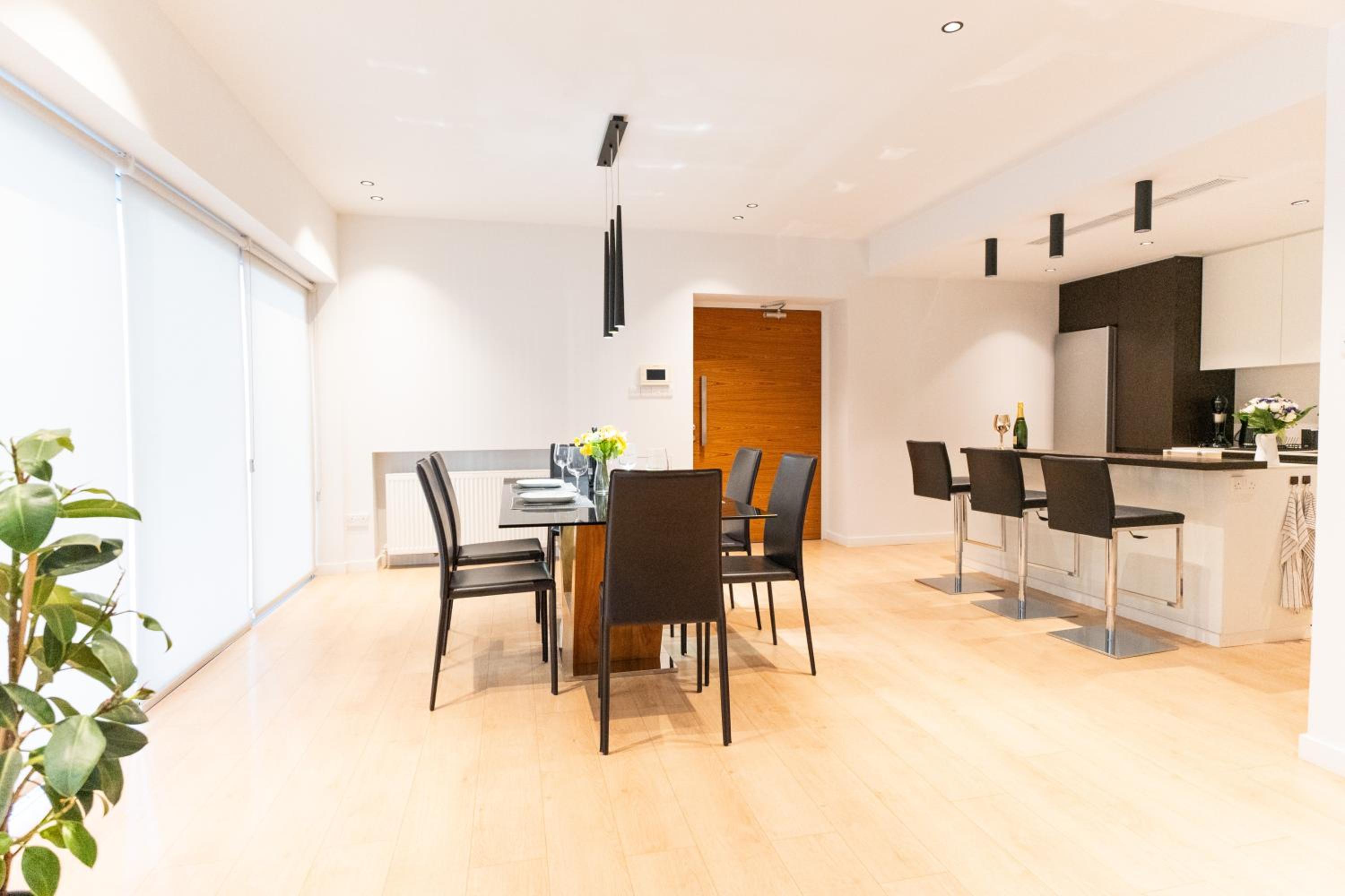 Deluxe Downtown with spacious balcony