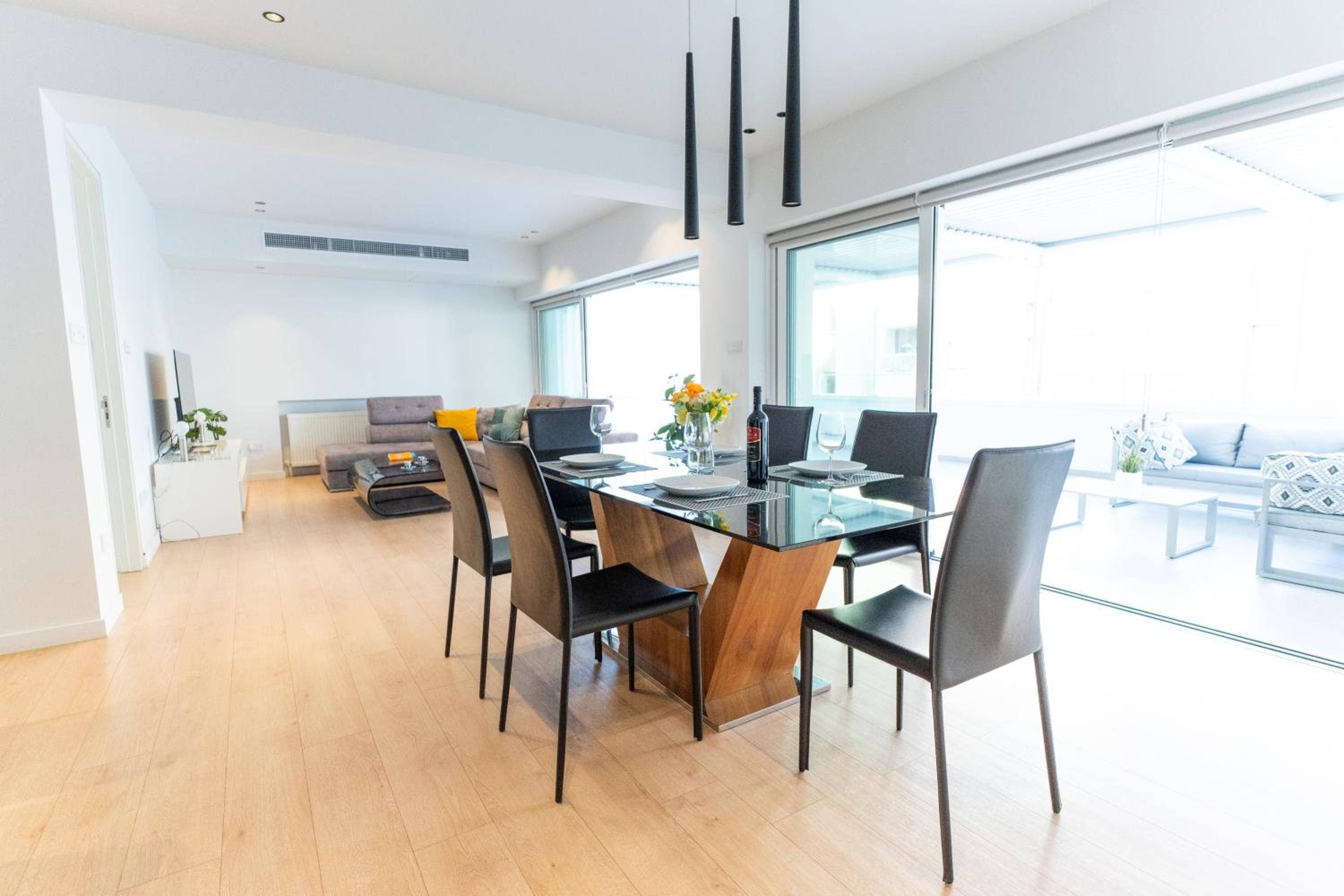 Deluxe Downtown with spacious balcony