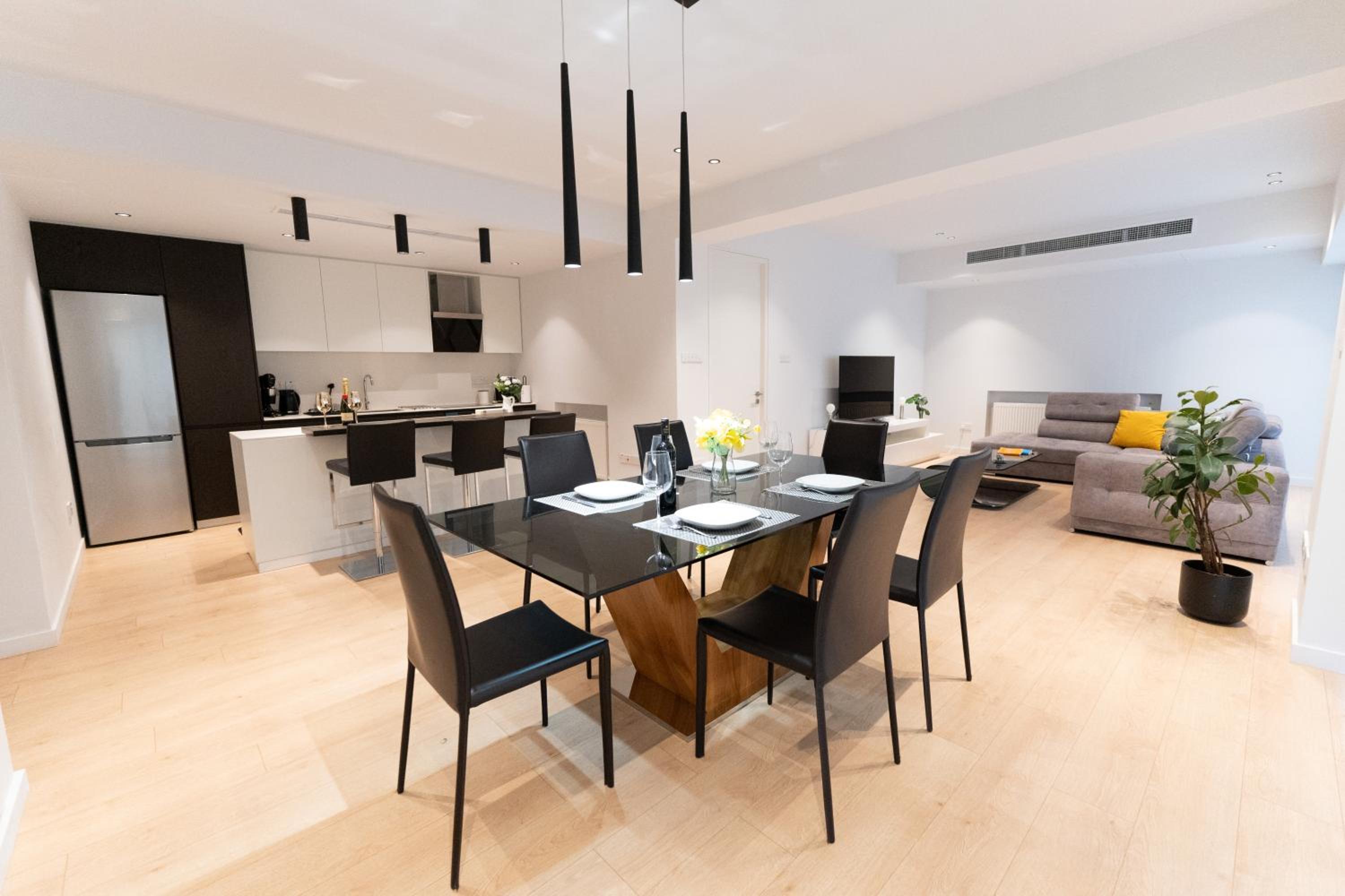Deluxe Downtown with spacious balcony