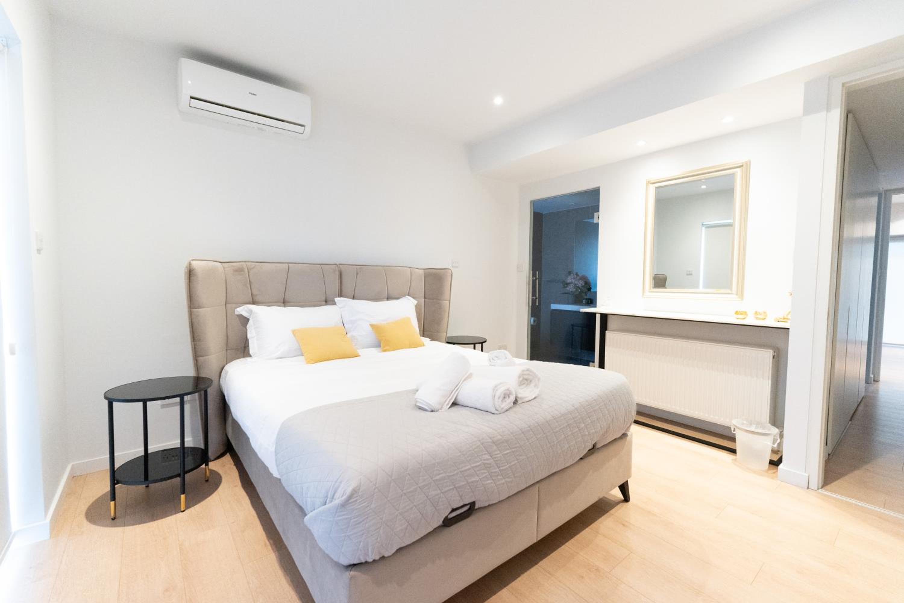 Deluxe Downtown with spacious balcony