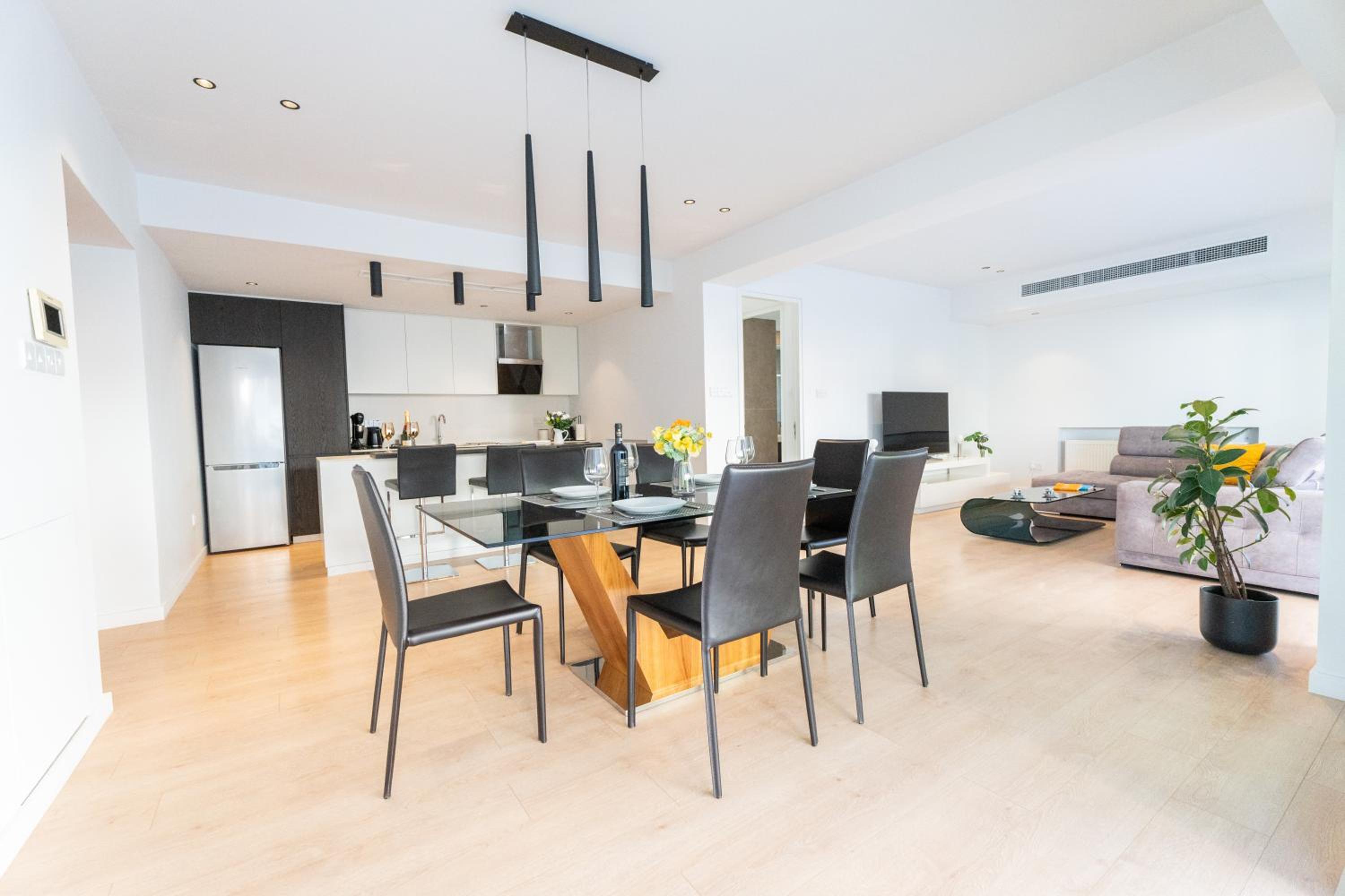 Deluxe Downtown with spacious balcony