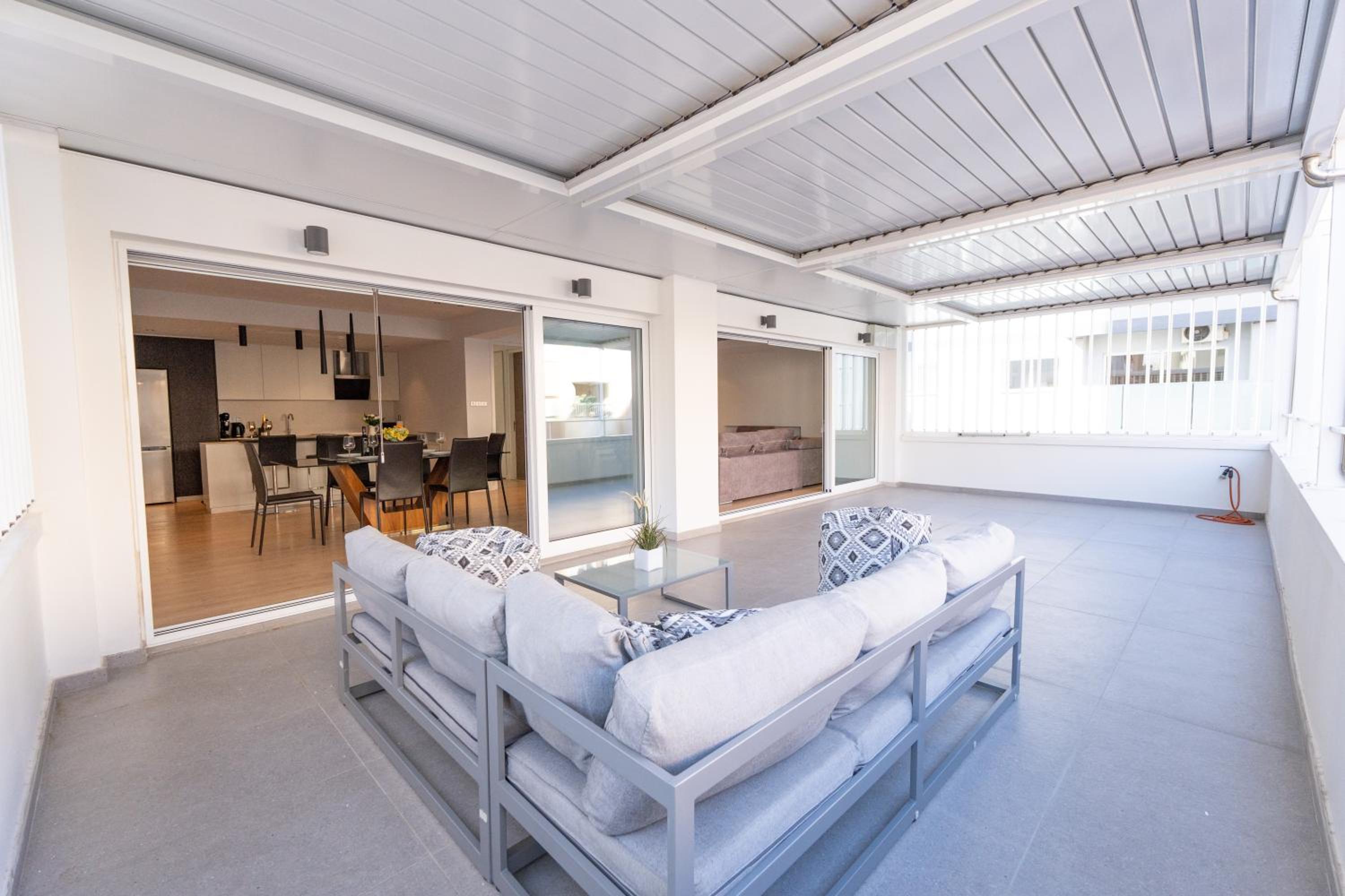 Deluxe Downtown with spacious balcony