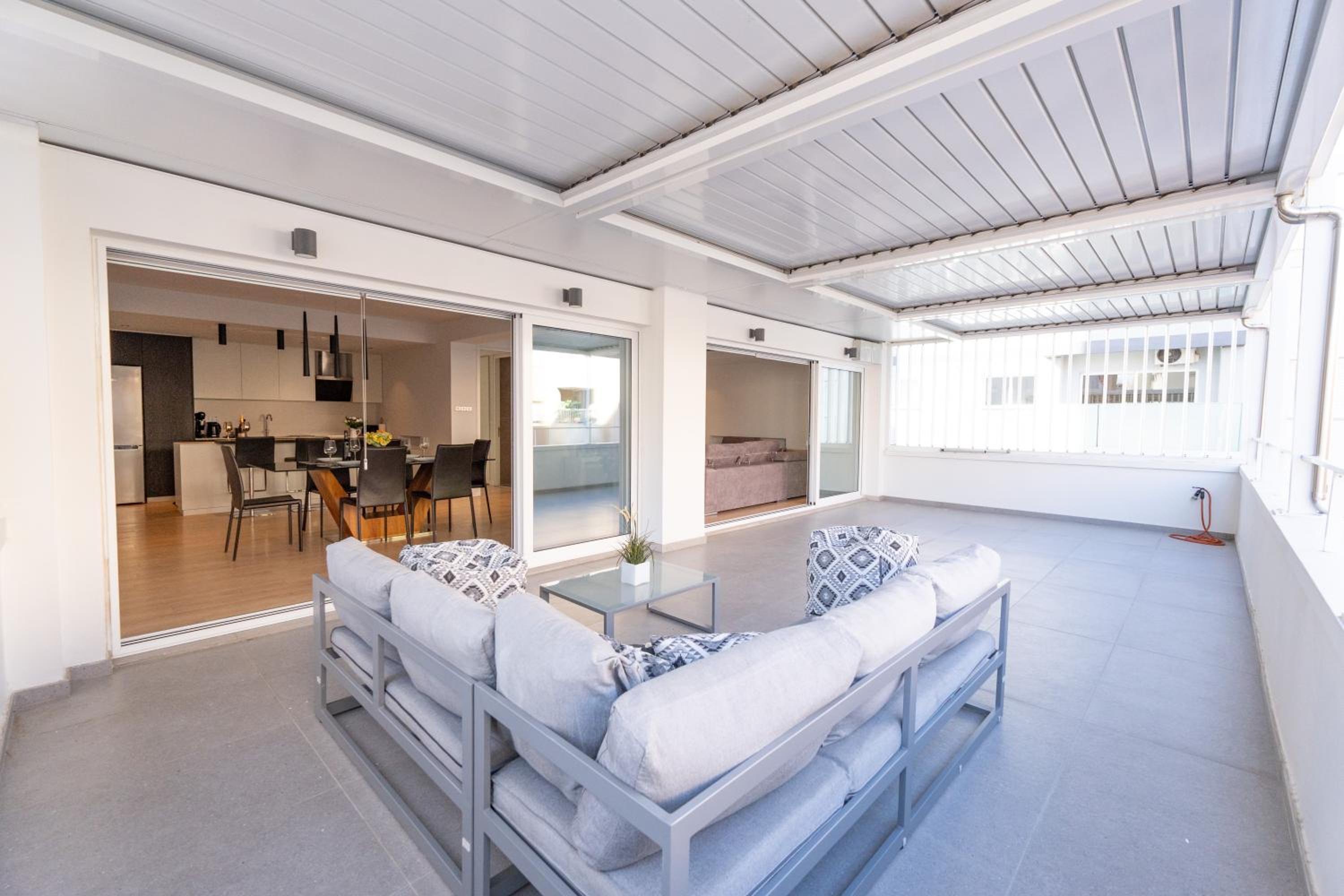 Deluxe Downtown with spacious balcony