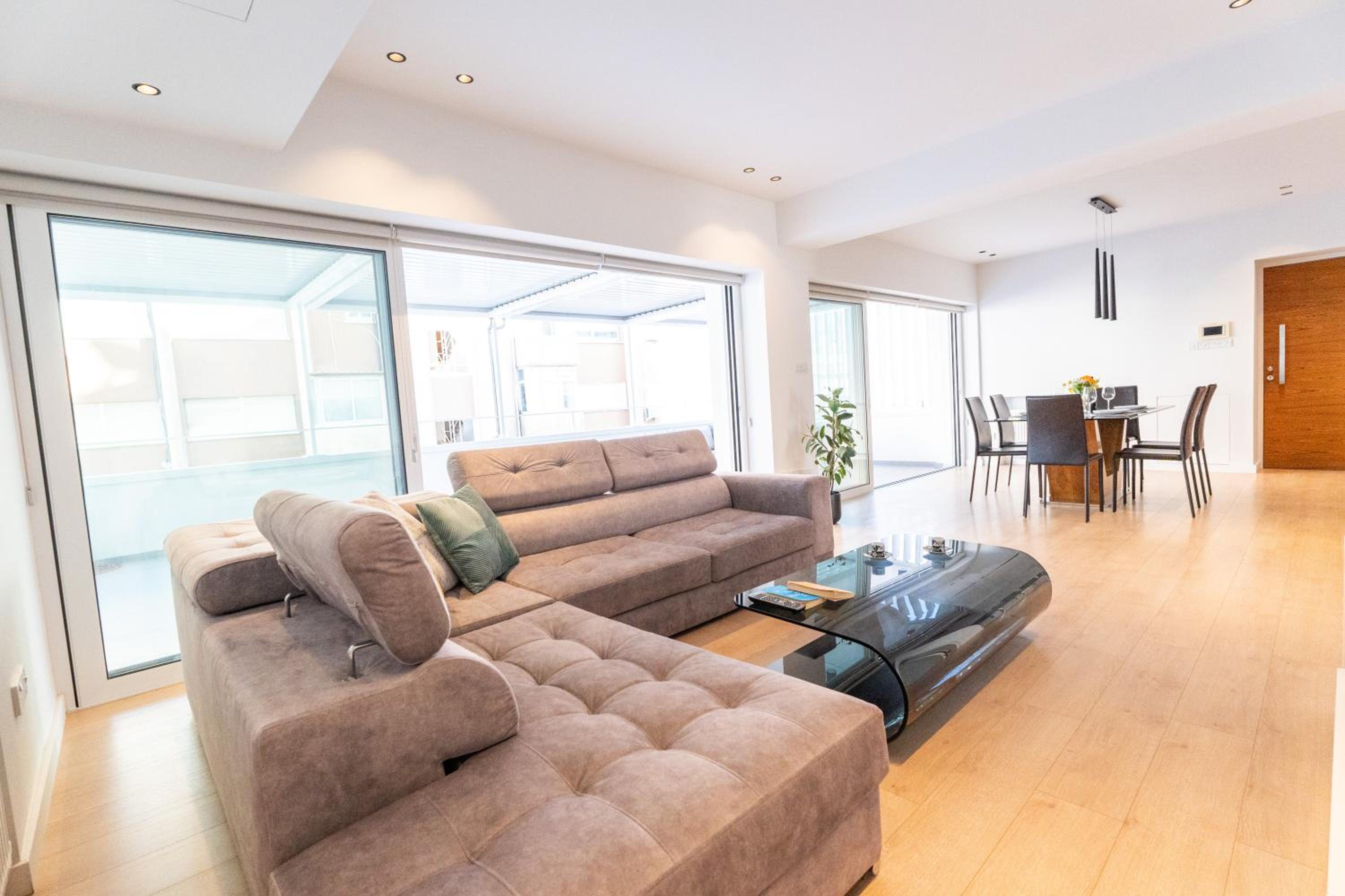 Deluxe Downtown with spacious balcony