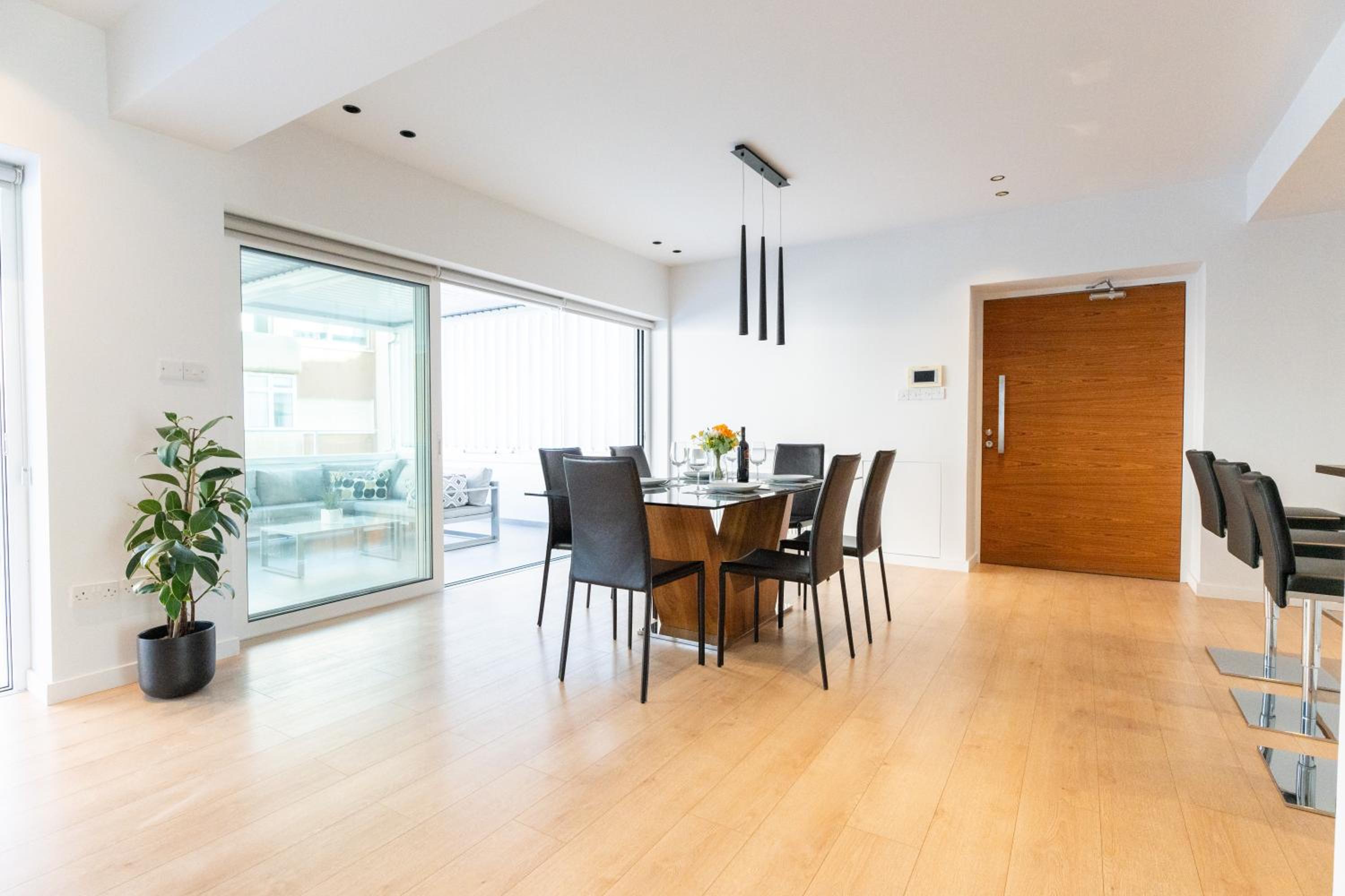 Deluxe Downtown with spacious balcony