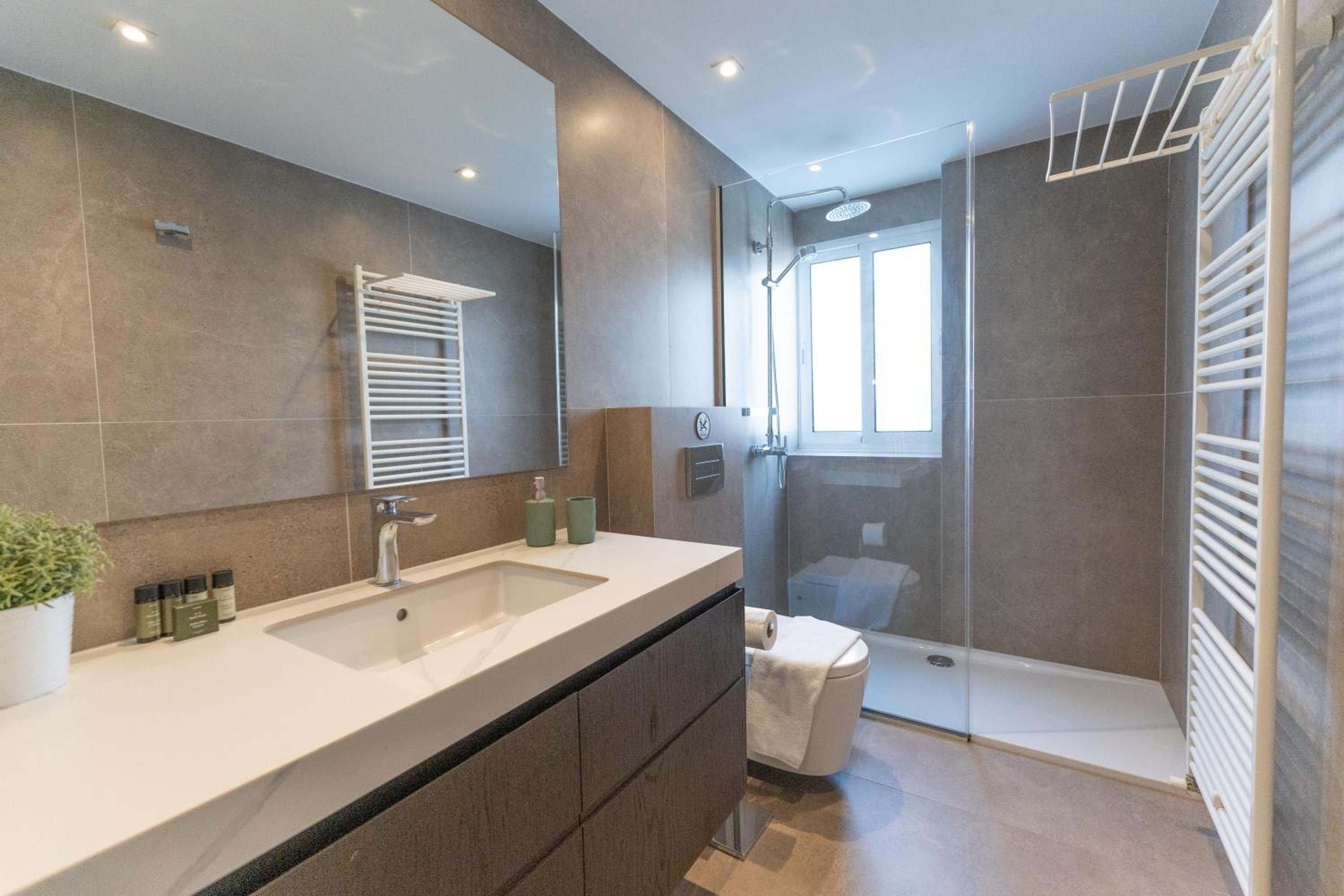 Deluxe Downtown with spacious balcony