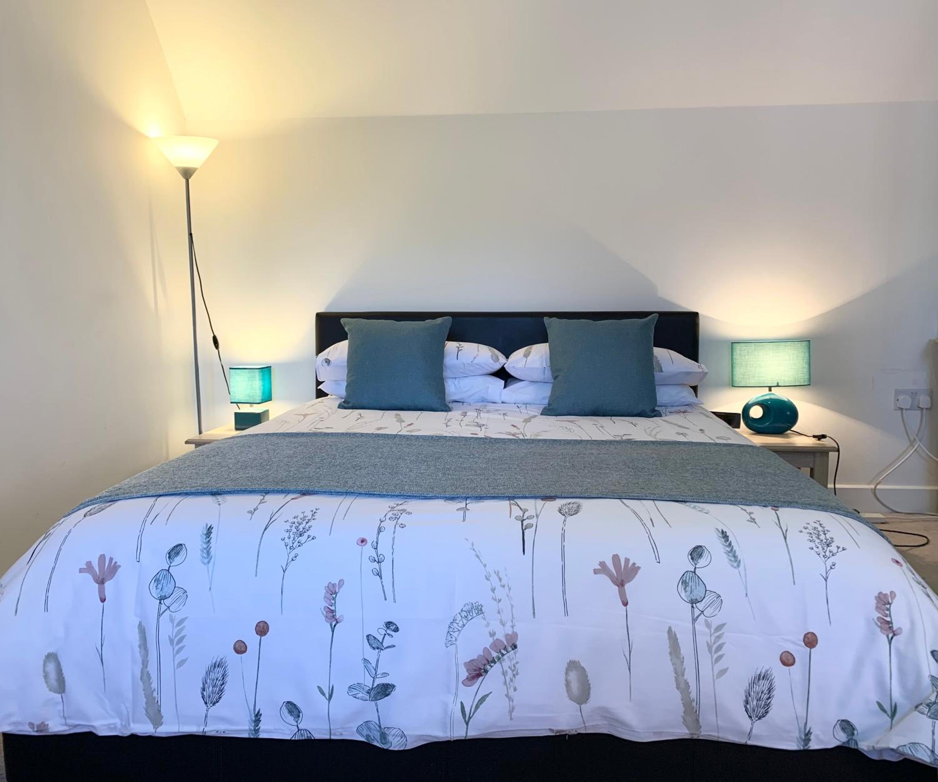 Modern Studio Apartment in Pershore with Free Parking view 5