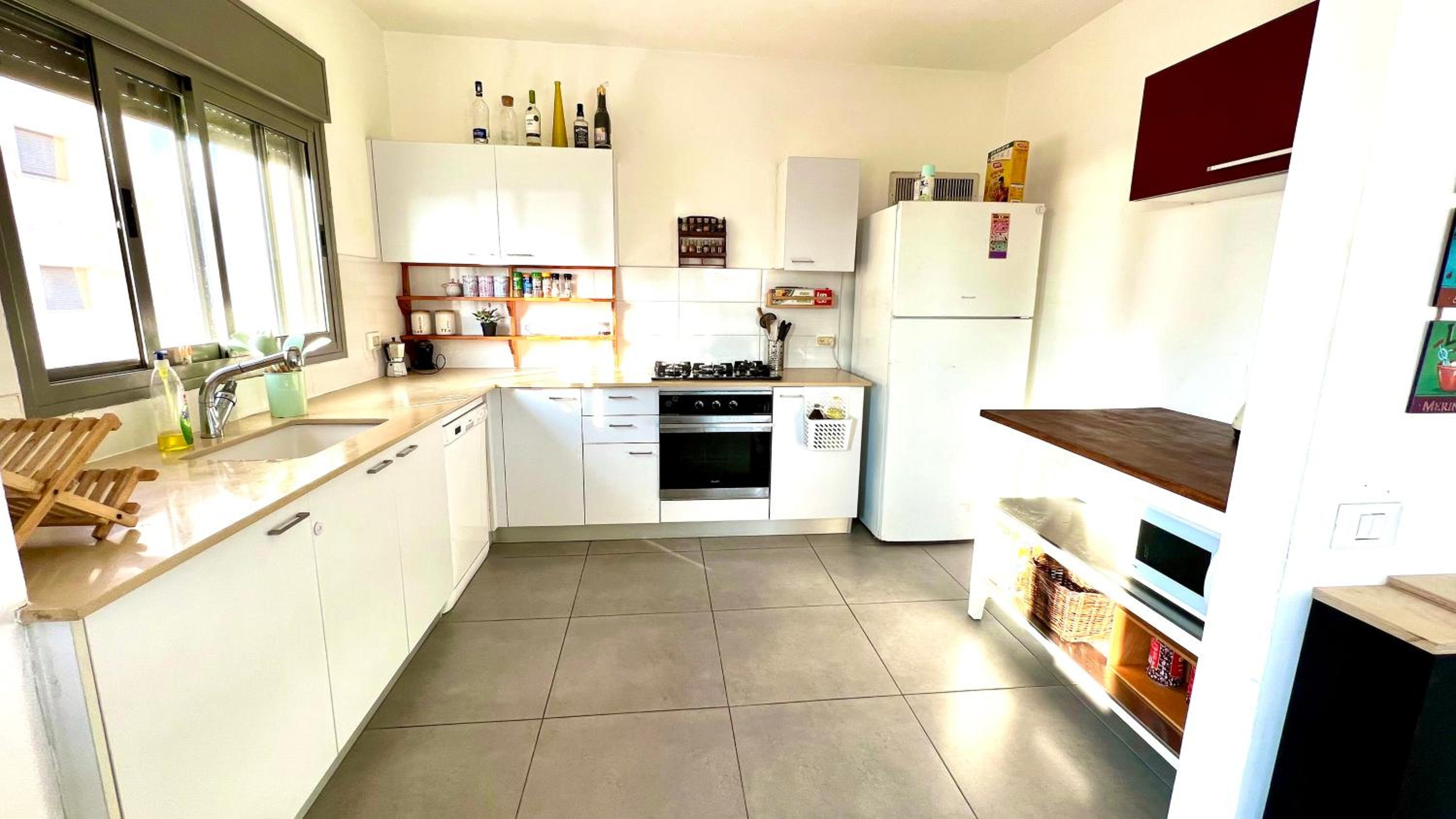 Gorgeous 3br, by the beach, sea view view 5
