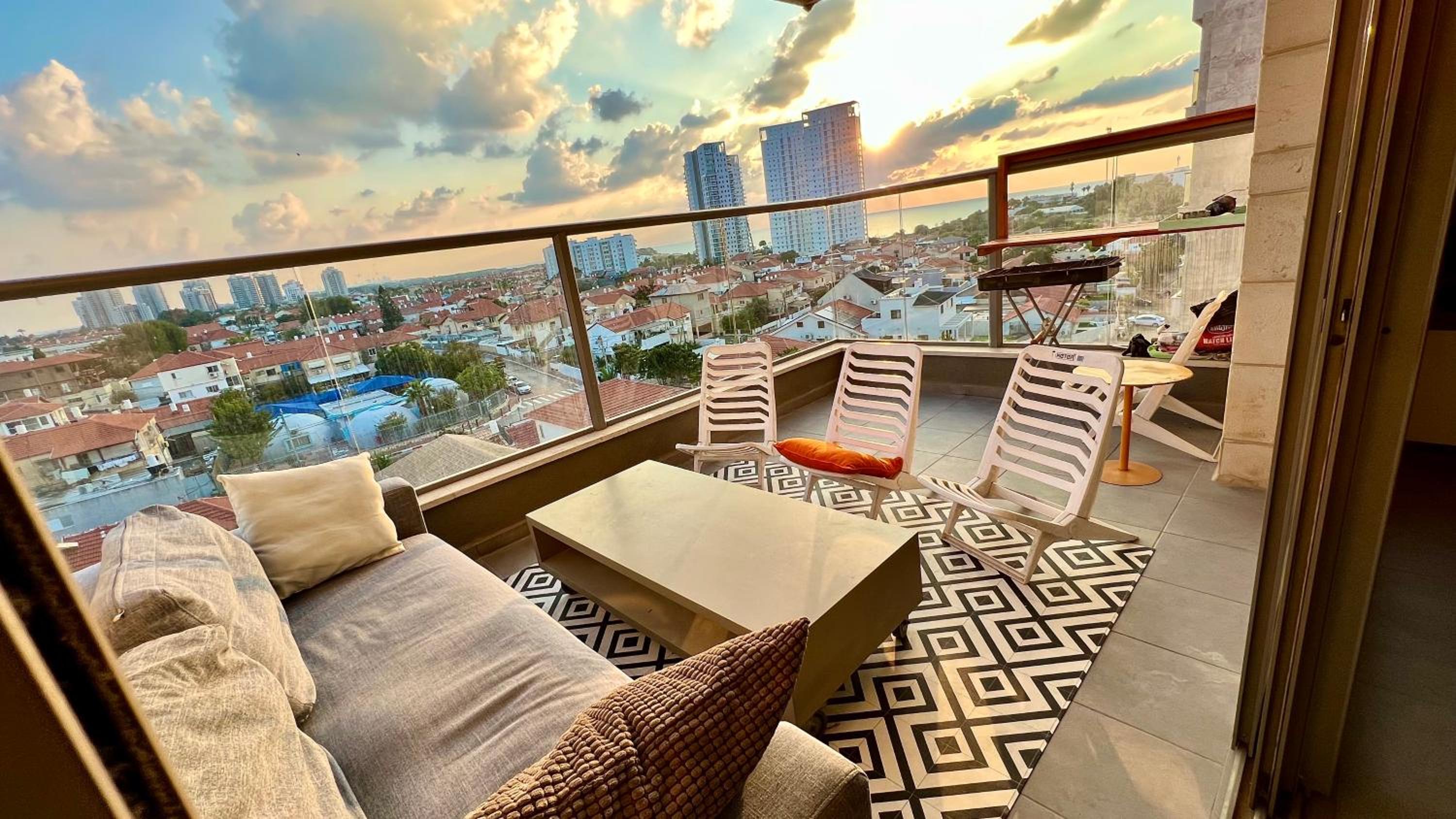 Gorgeous 3br, by the beach, sea view view 4