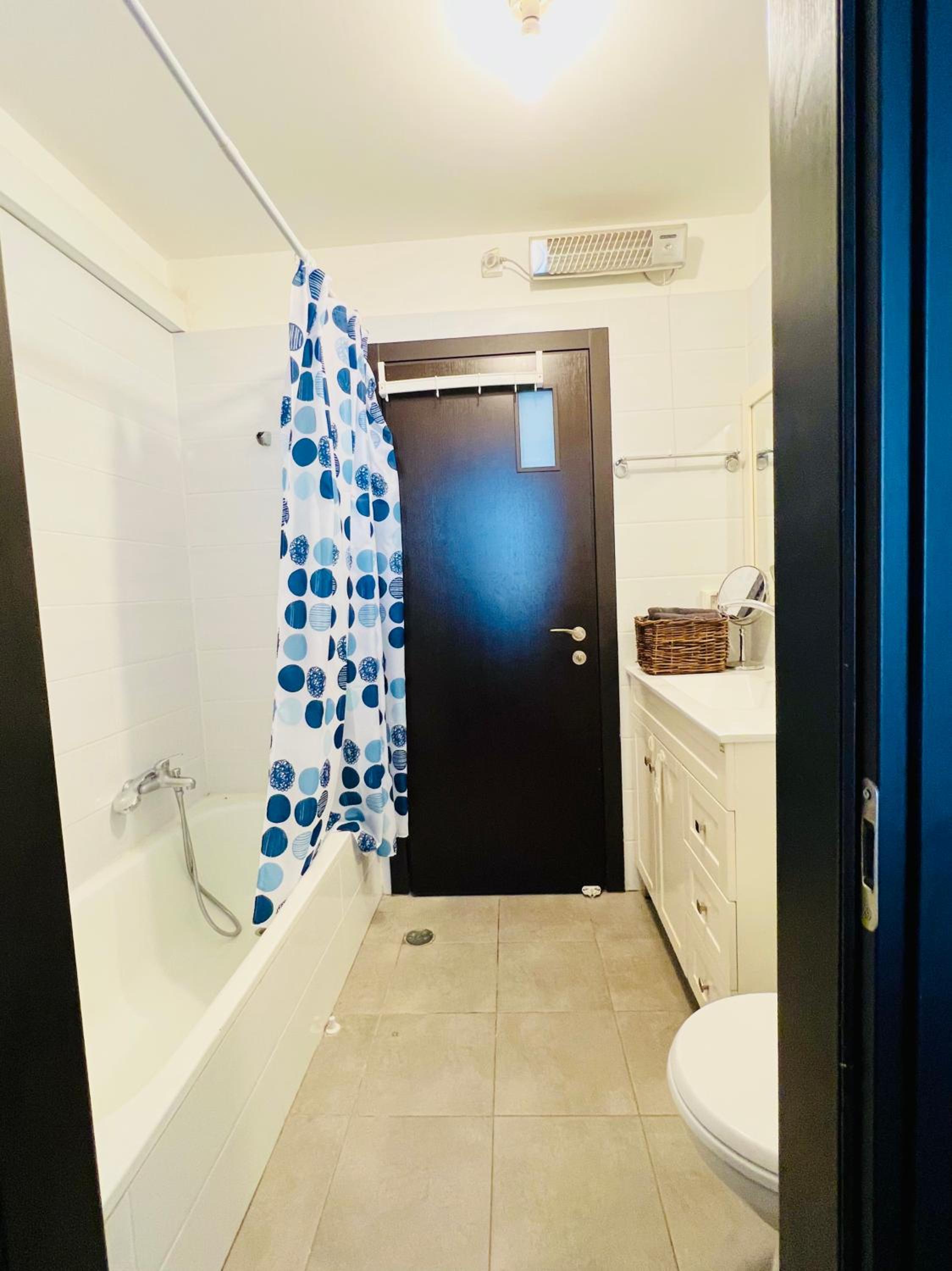 Gorgeous 3br, by the beach, sea view view 2