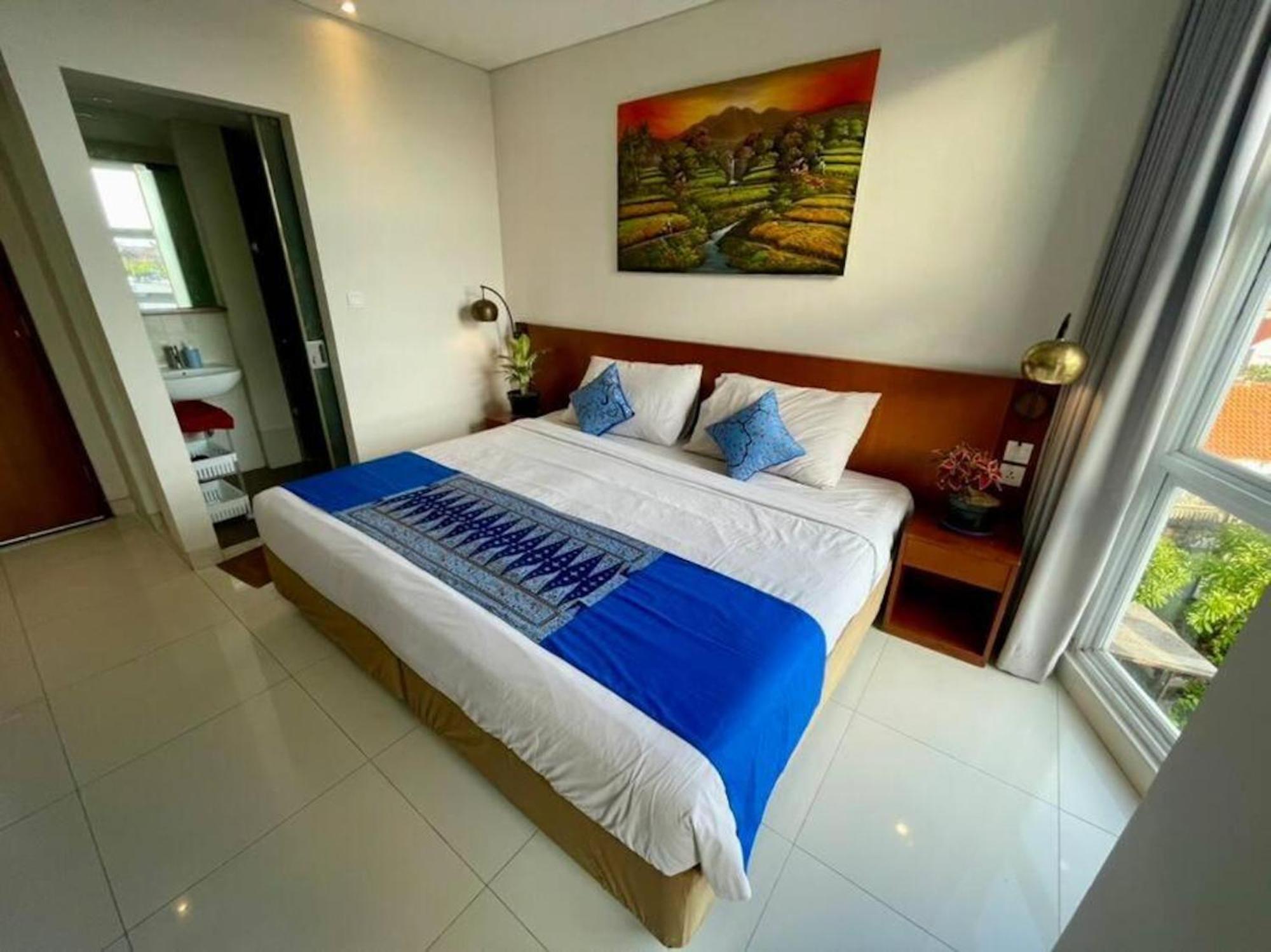 Bali King Suite 503 - Studio with Private Bathroom, Pool, Wi-Fi and Netflix, Kitchenette, AC, Digital Nomad Heaven view 3