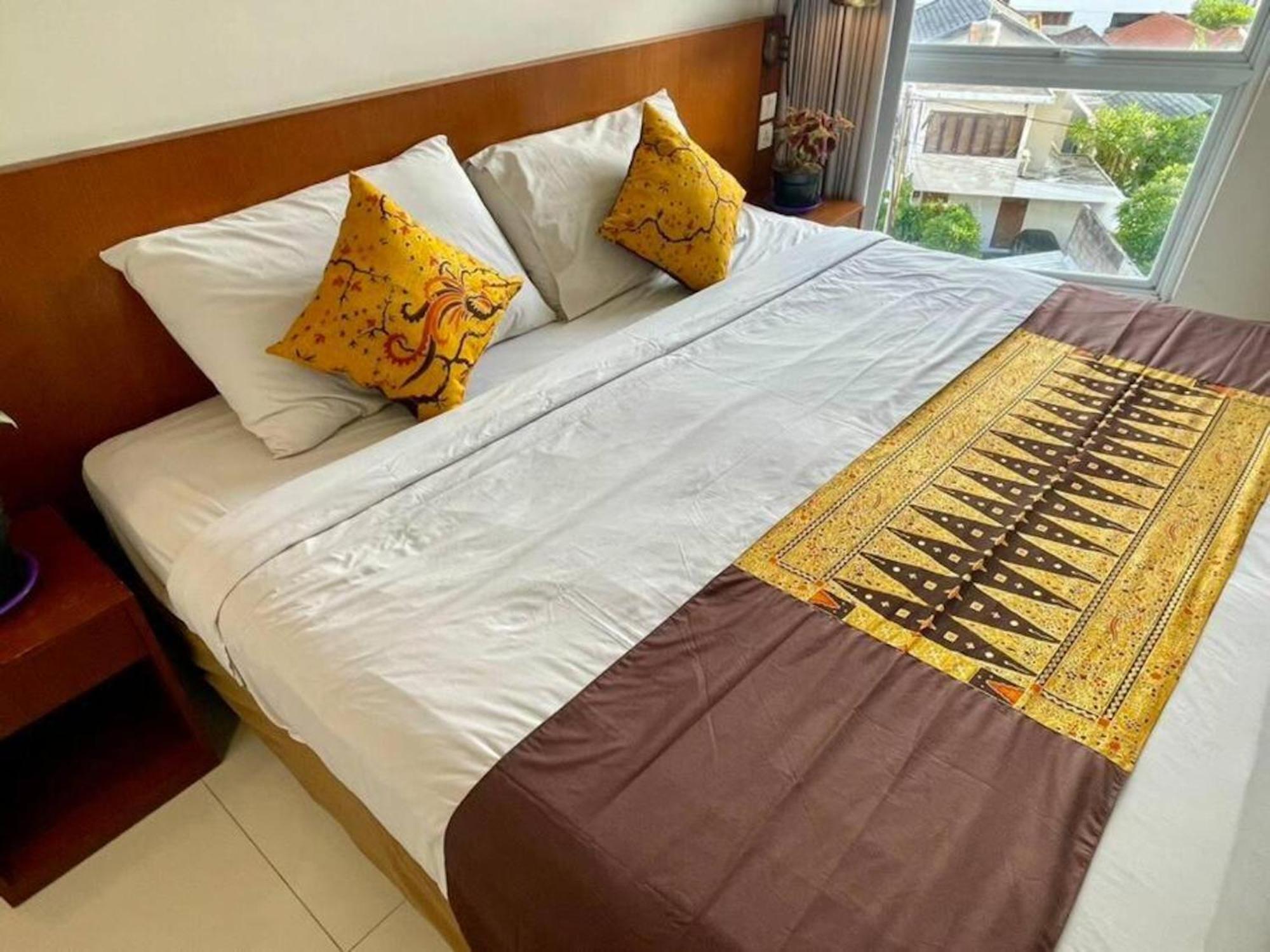 Bali King Suite 503 - Studio with Private Bathroom, Pool, Wi-Fi and Netflix, Kitchenette, AC, Digital Nomad Heaven view 5