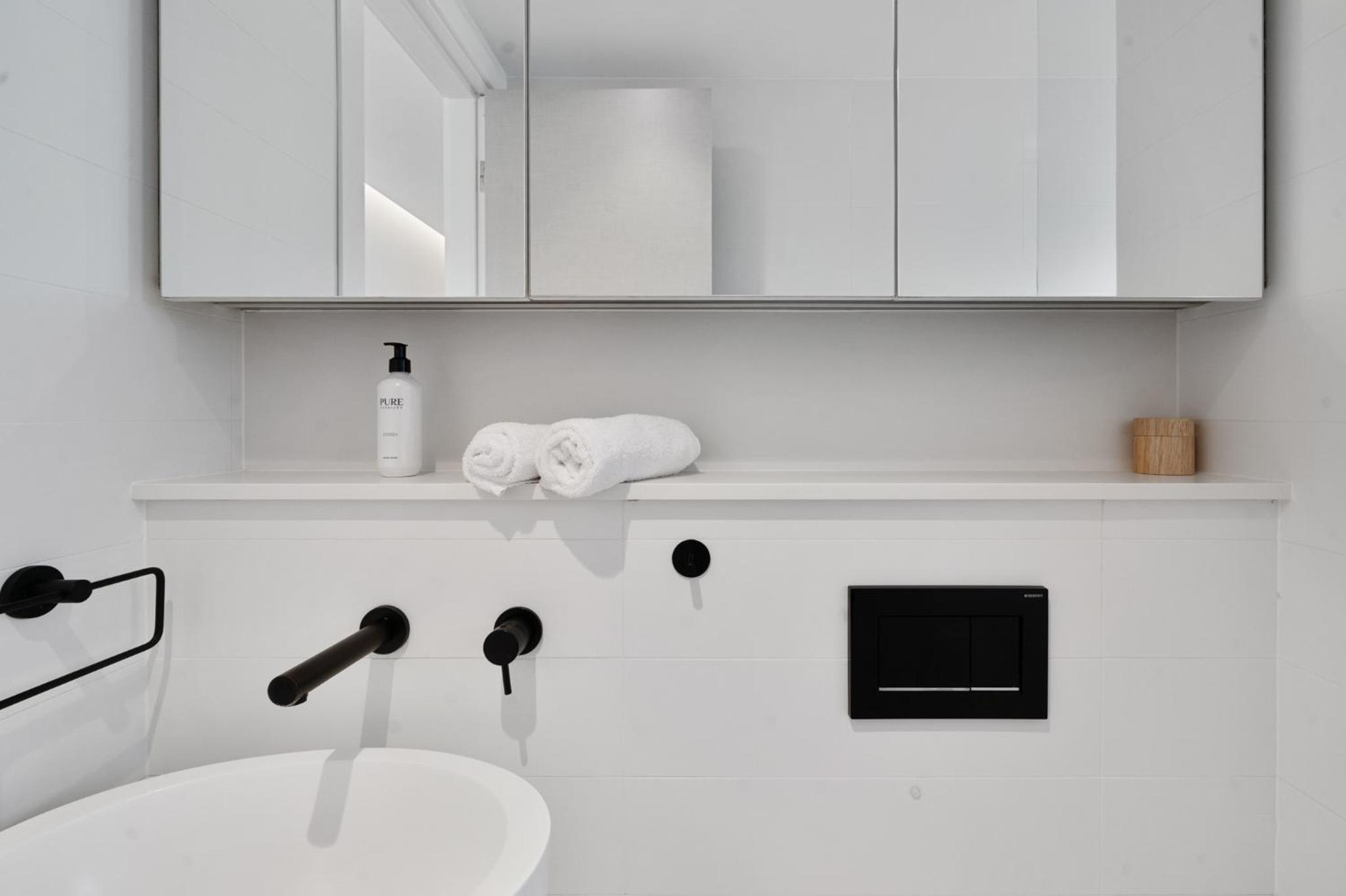 Sleek 1BR Apartment with Skylight near Coogee Beach