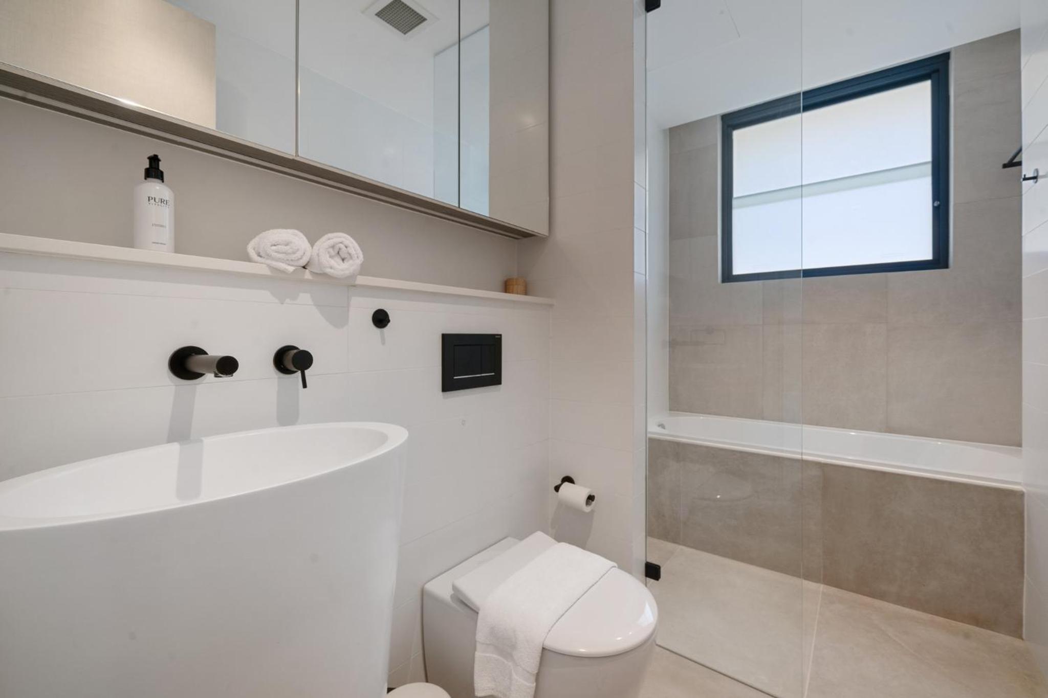 Sleek 1BR Apartment with Skylight near Coogee Beach