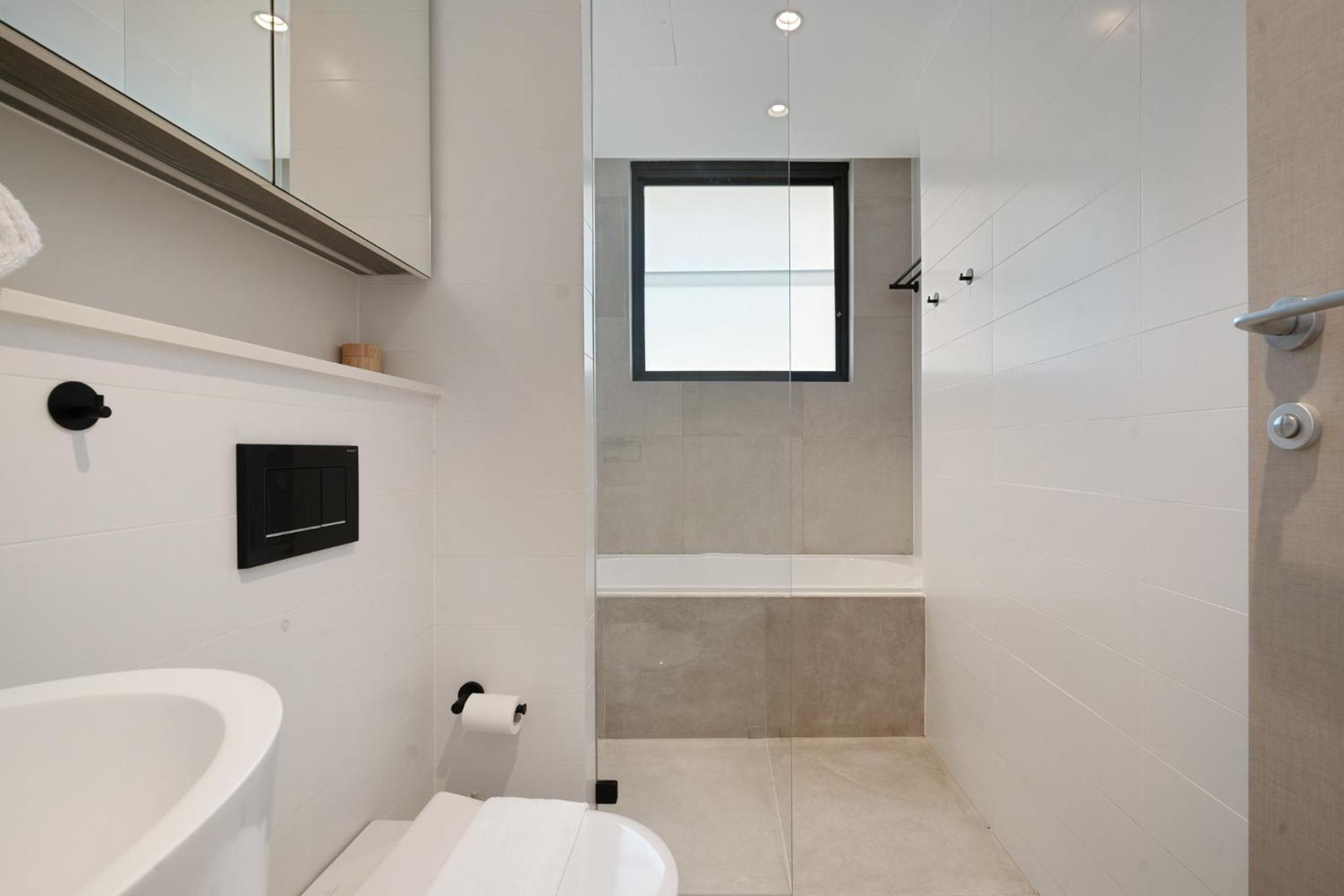 Sleek 1BR Apartment with Skylight near Coogee Beach