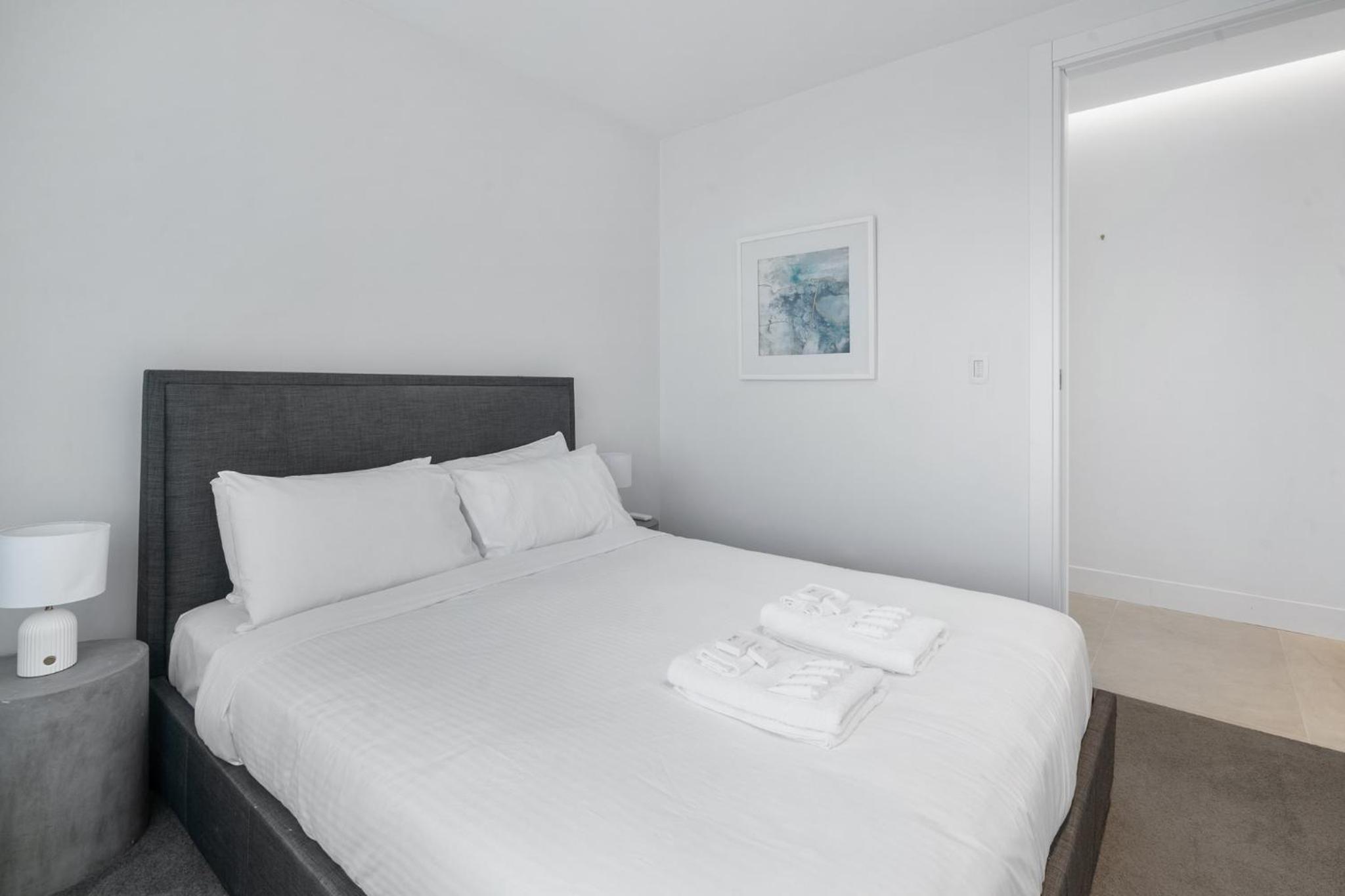 Sleek 1BR Apartment with Skylight near Coogee Beach
