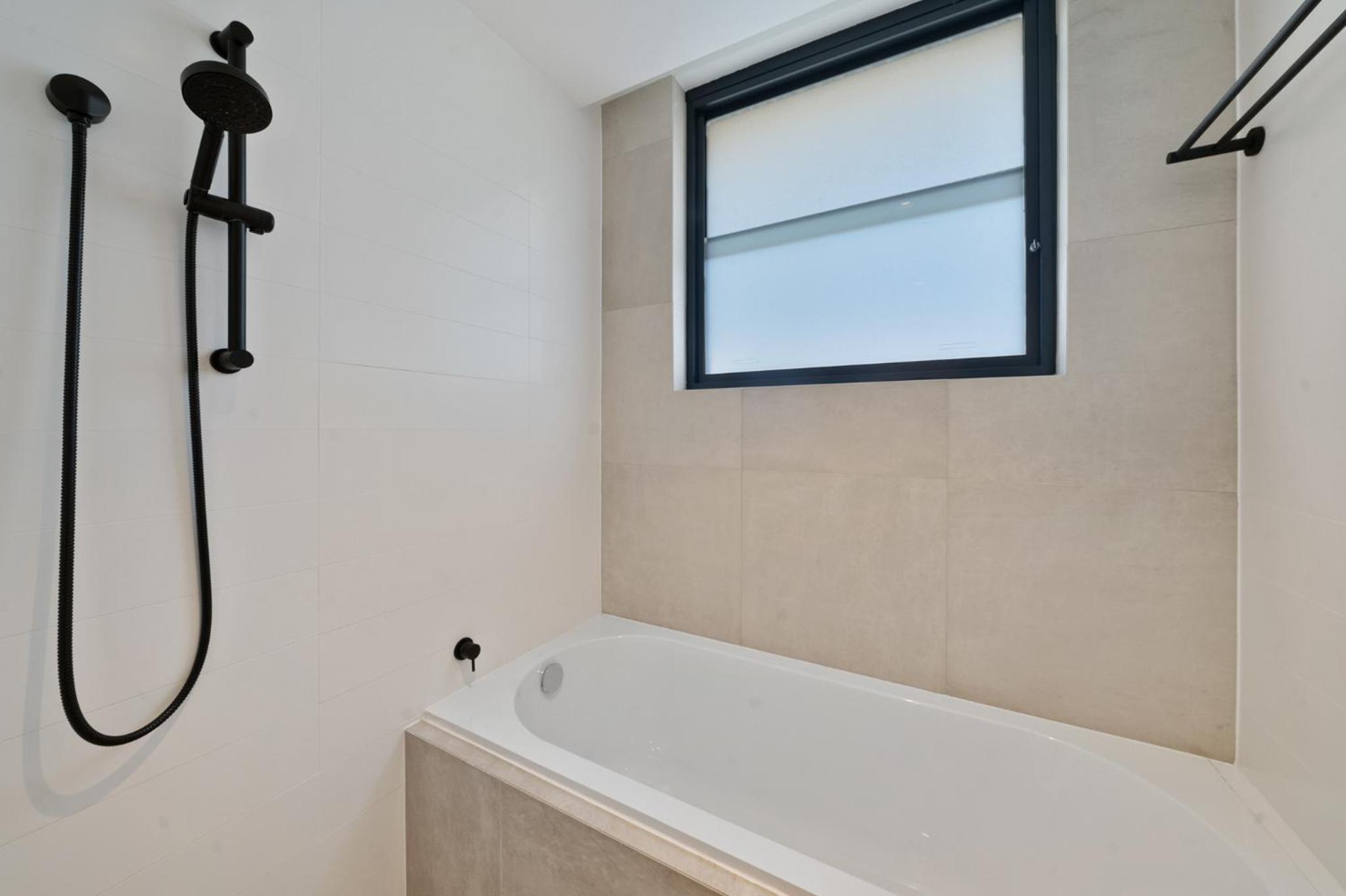 Sleek 1BR Apartment with Skylight near Coogee Beach