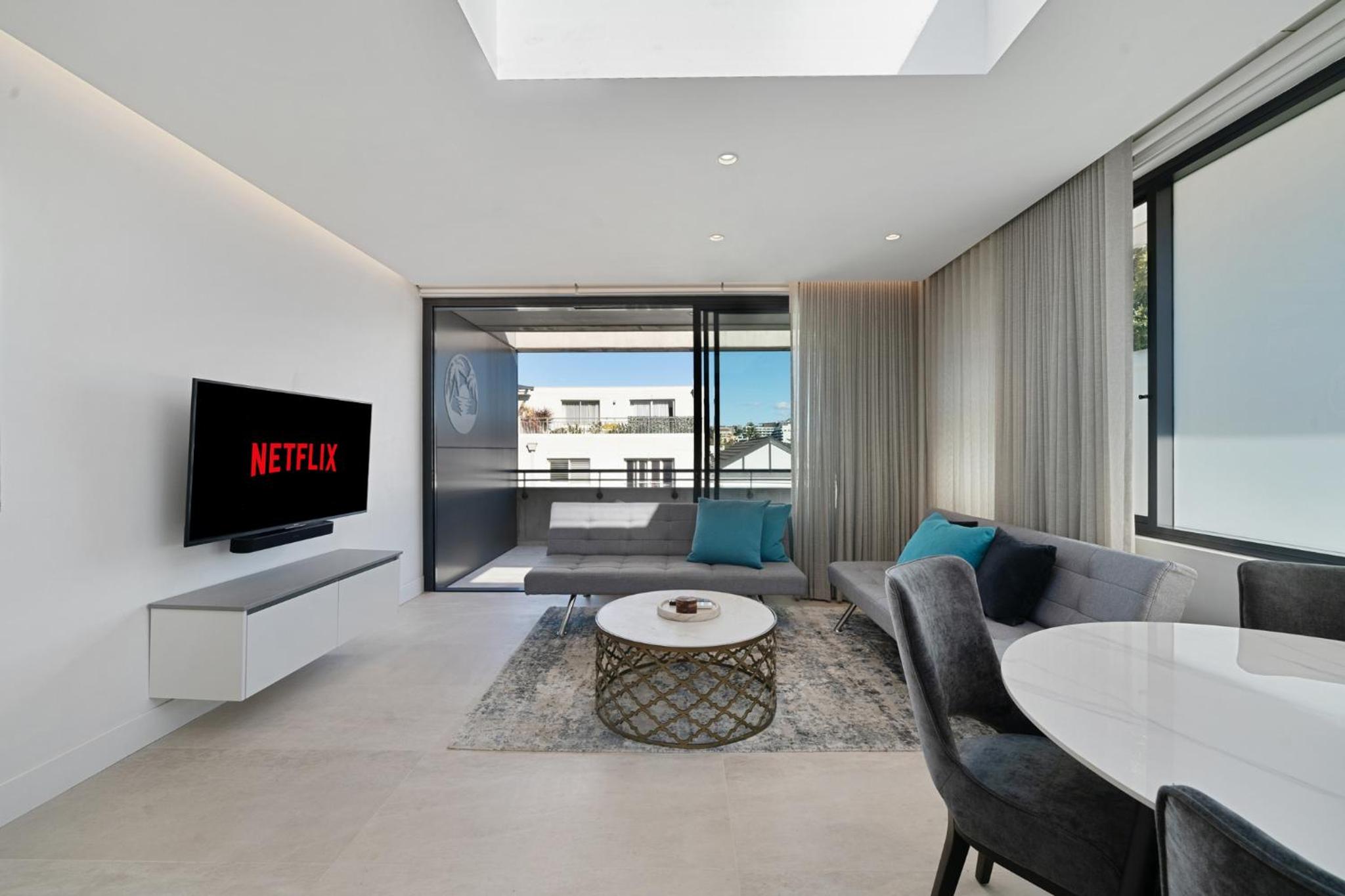 Sleek 1BR Apartment with Skylight near Coogee Beach