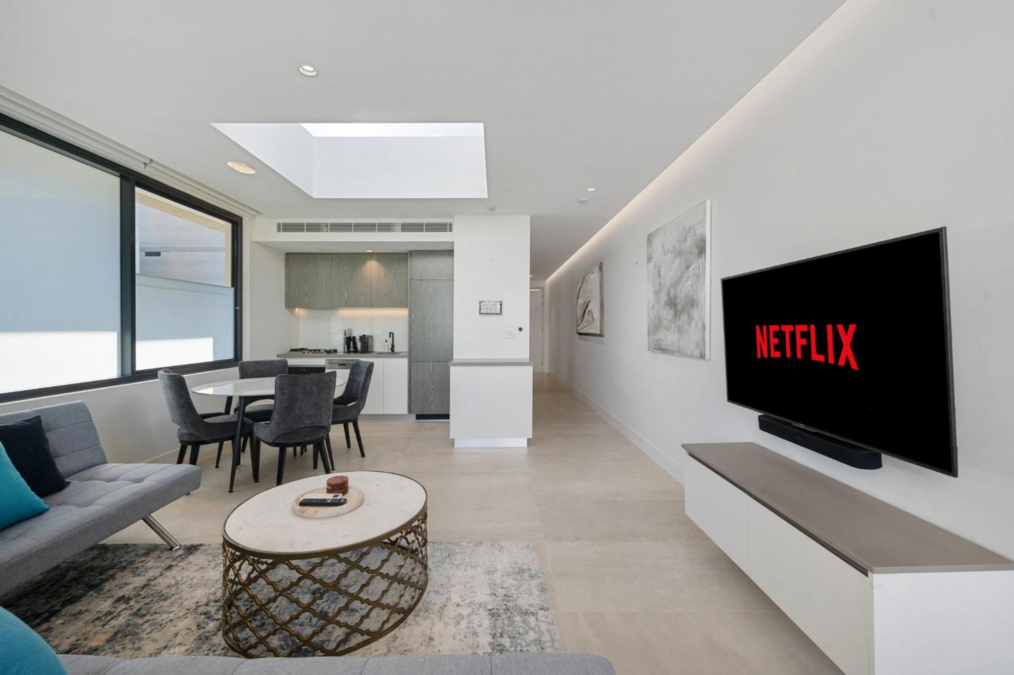 Sleek 1BR Apartment with Skylight near Coogee Beach