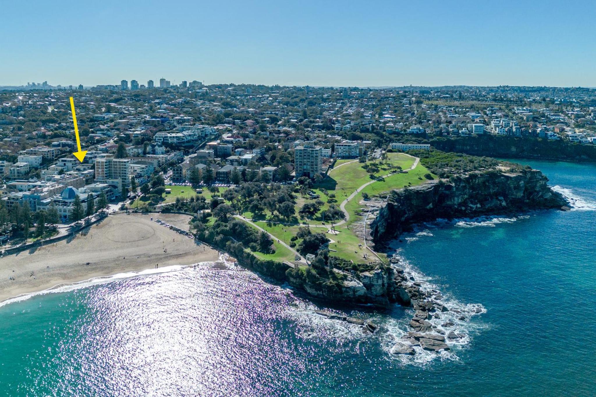 Sleek 1BR Apartment with Skylight near Coogee Beach