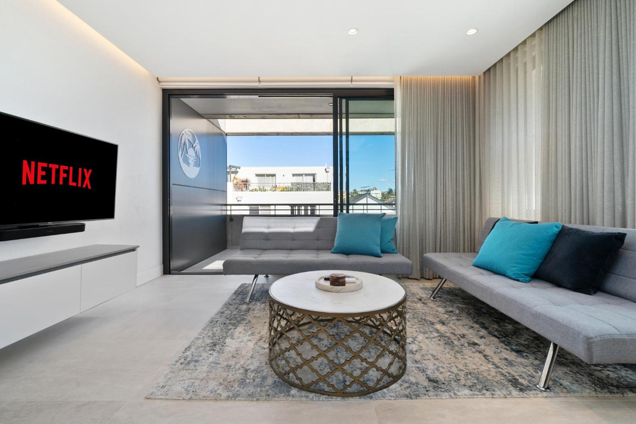 Sleek 1BR Apartment with Skylight near Coogee Beach