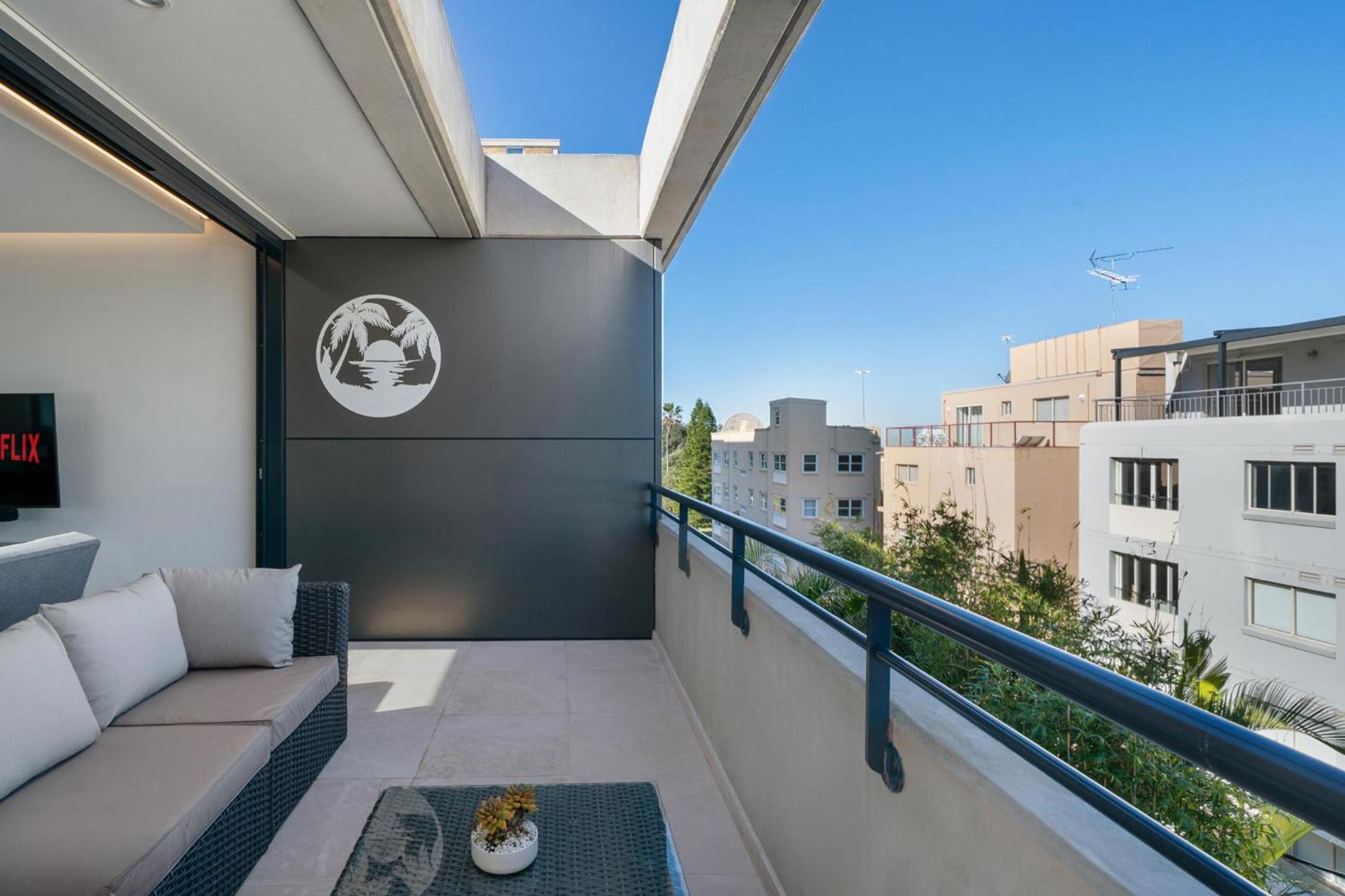 Sleek 1BR Apartment with Skylight near Coogee Beach