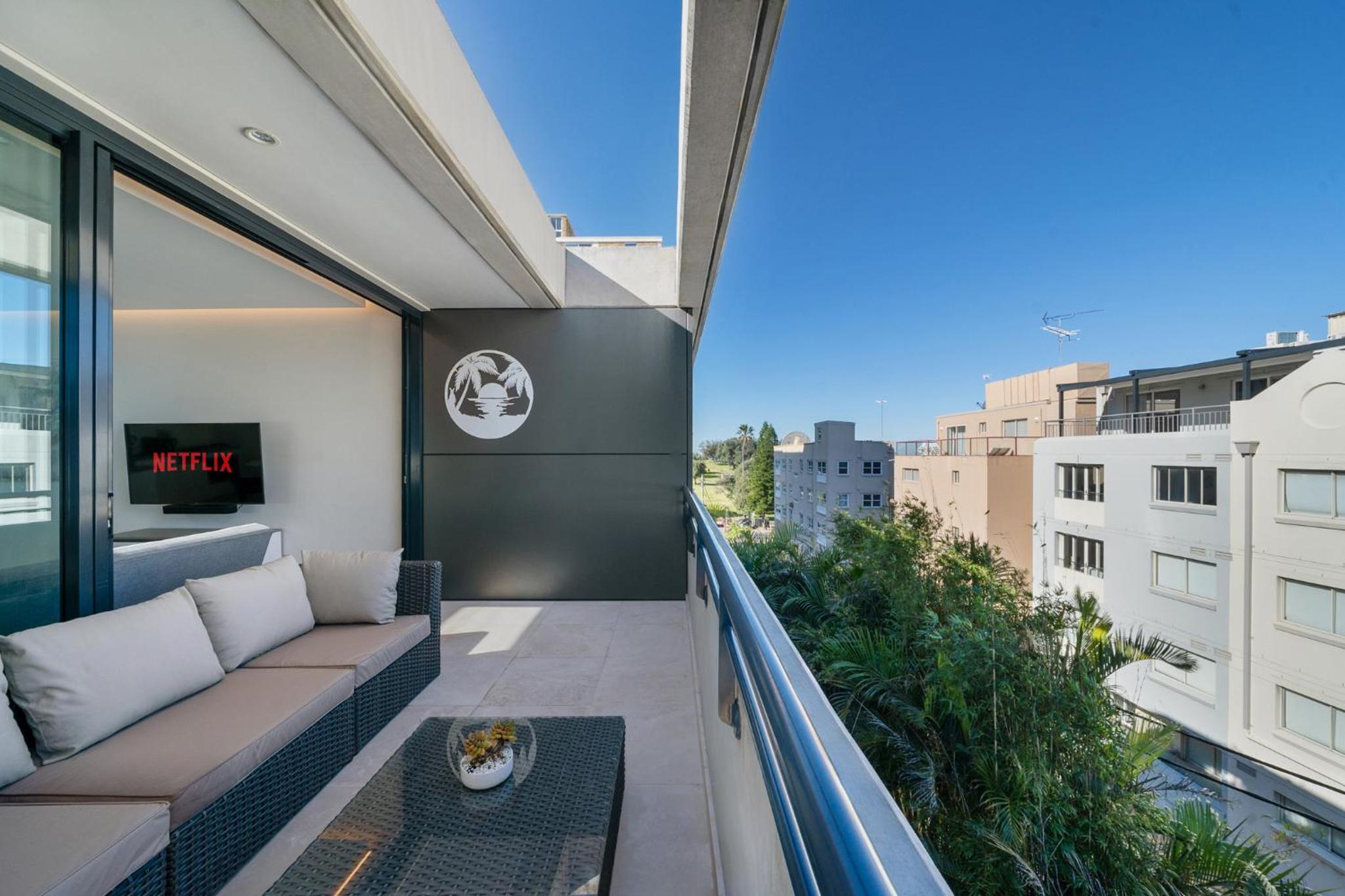 Sleek 1BR Apartment with Skylight near Coogee Beach