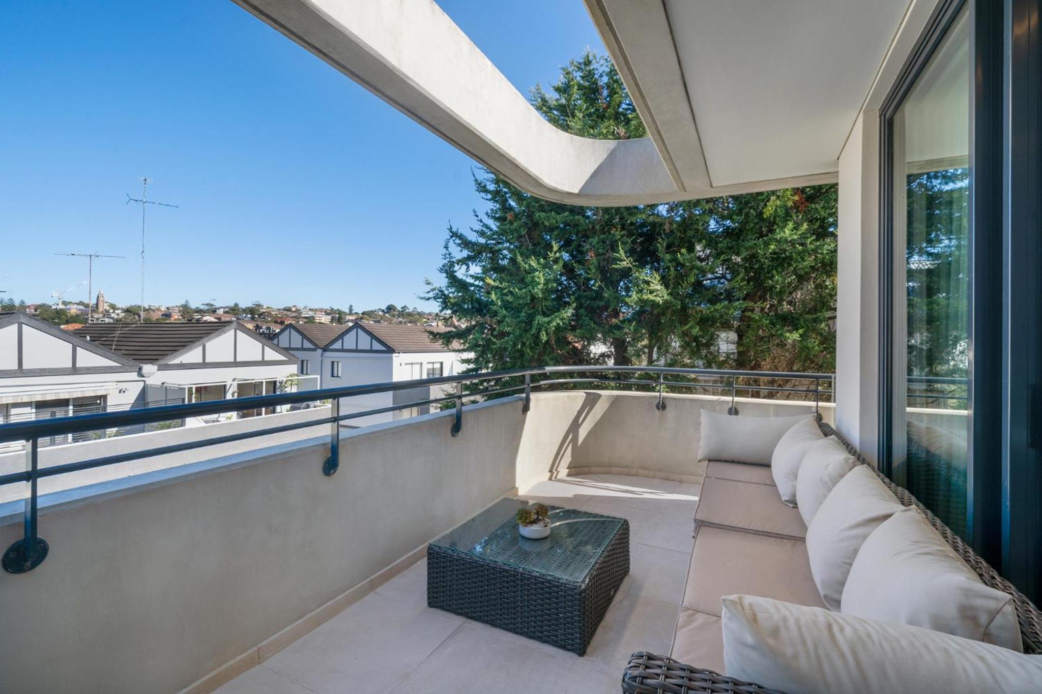 Sleek 1BR Apartment with Skylight near Coogee Beach