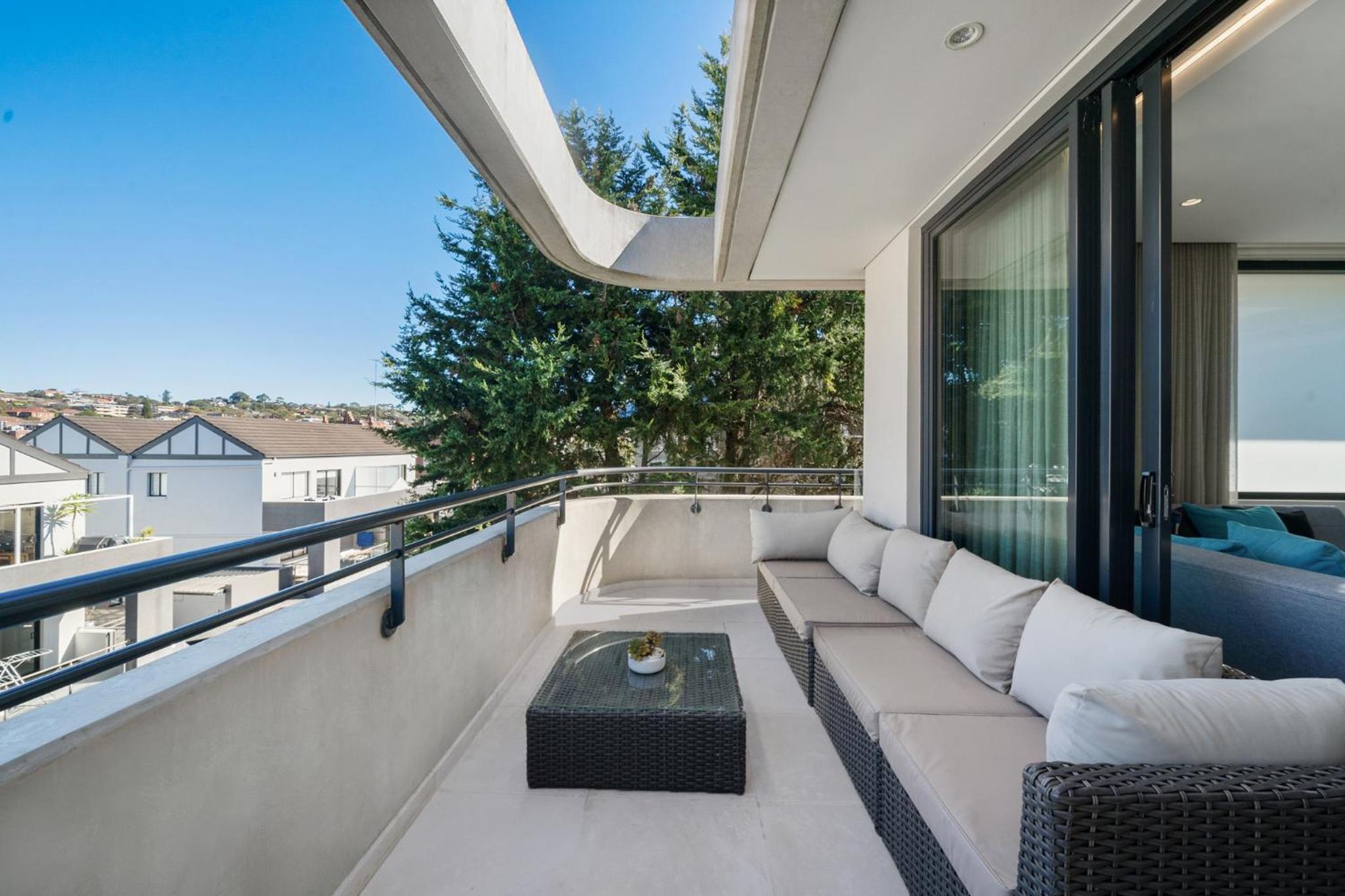 Sleek 1BR Apartment with Skylight near Coogee Beach