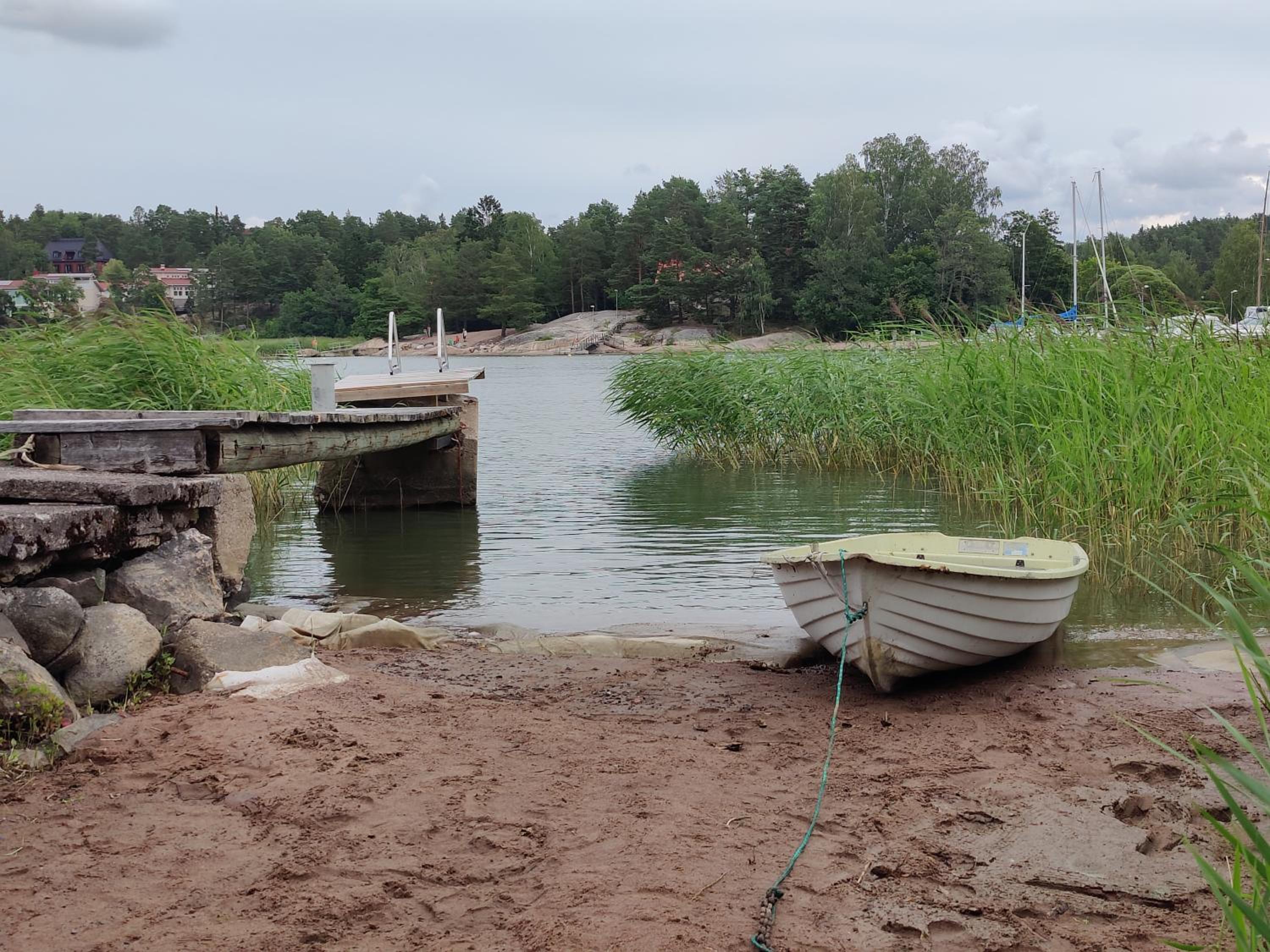 Naantalissa idyllinen, pieni merenrantamökki
