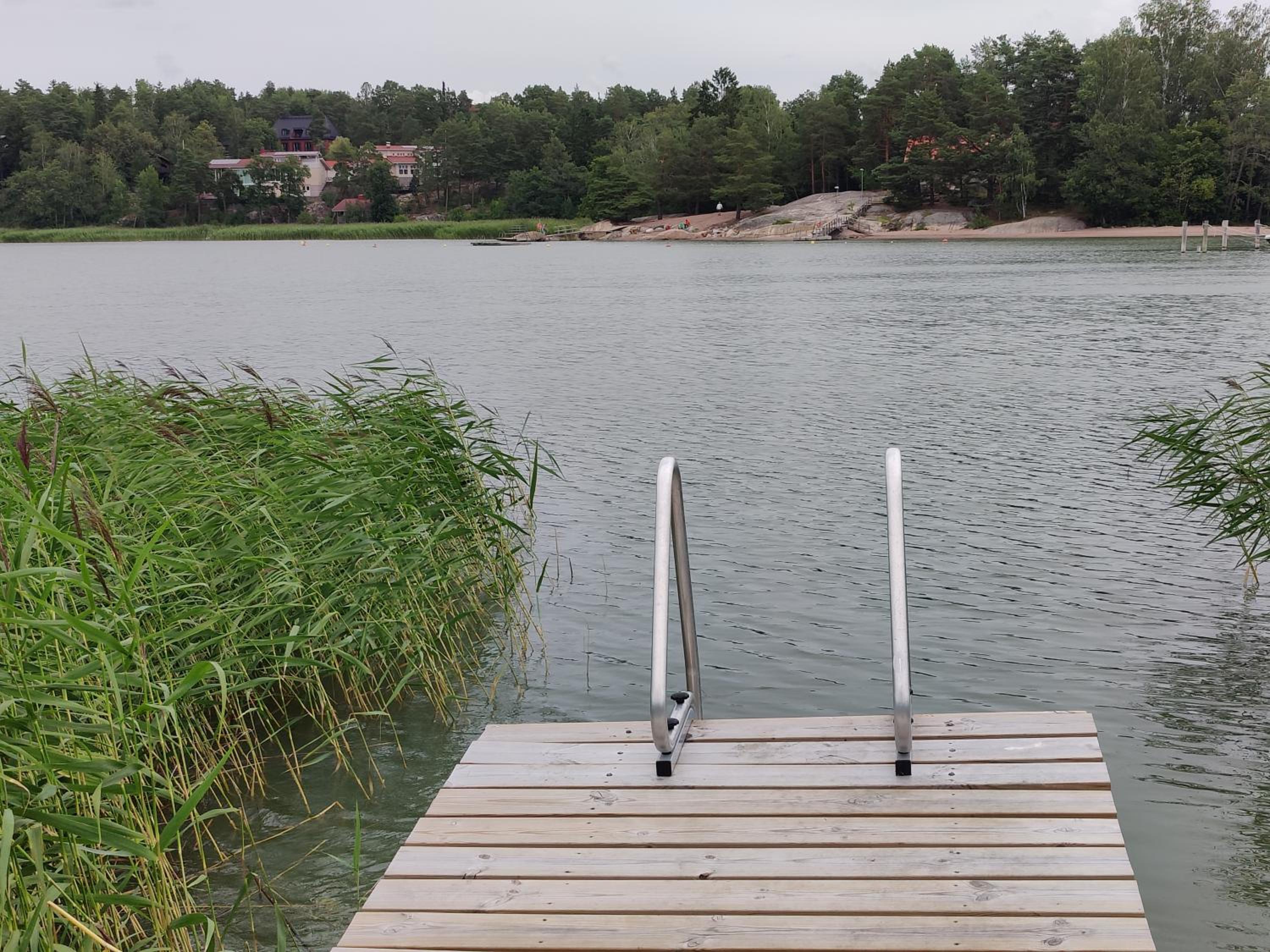 Naantalissa idyllinen, pieni merenrantamökki